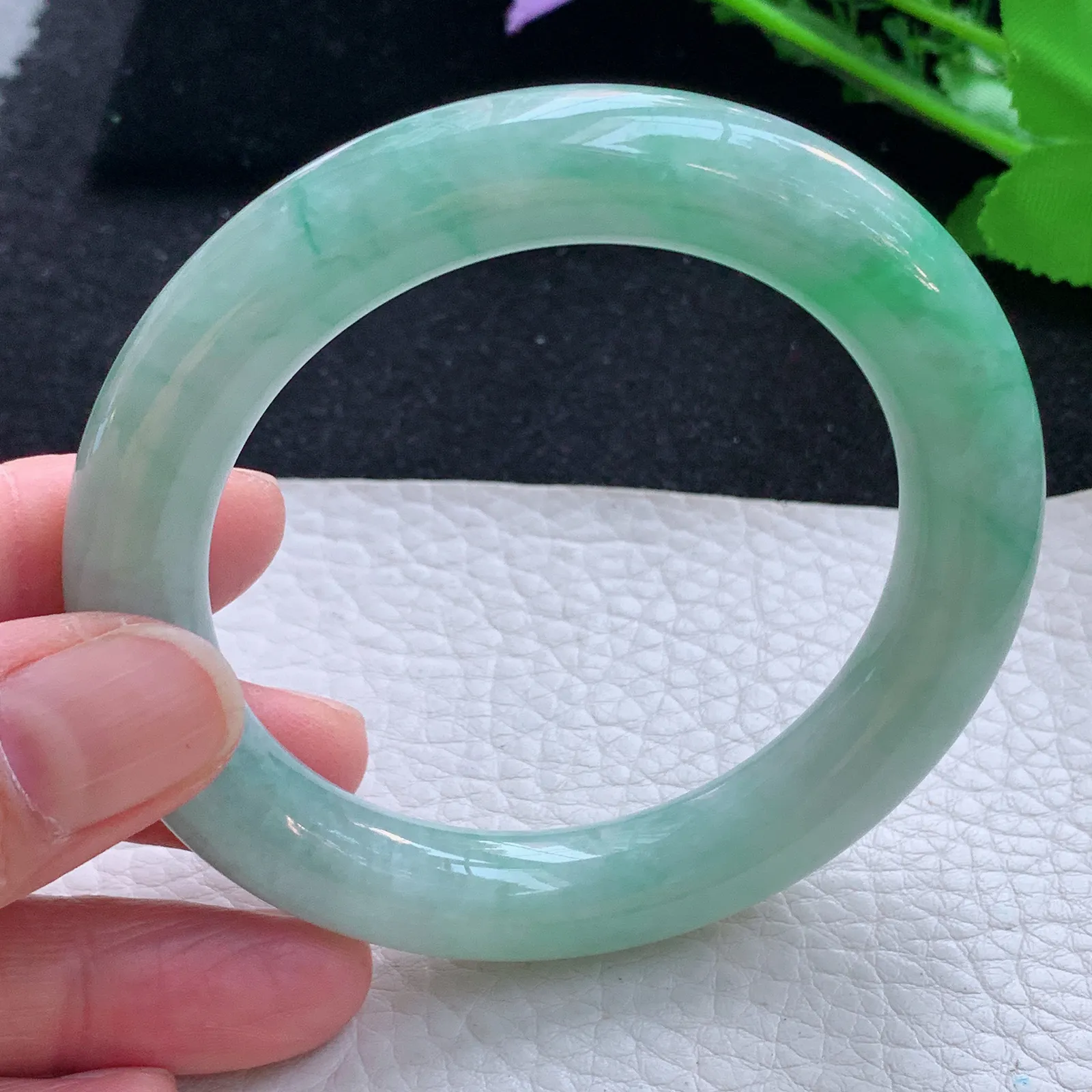 z自然光55*10.8美人镯 缅甸翡翠a货玉手镯清新飘绿圆条玉手环 平安镯