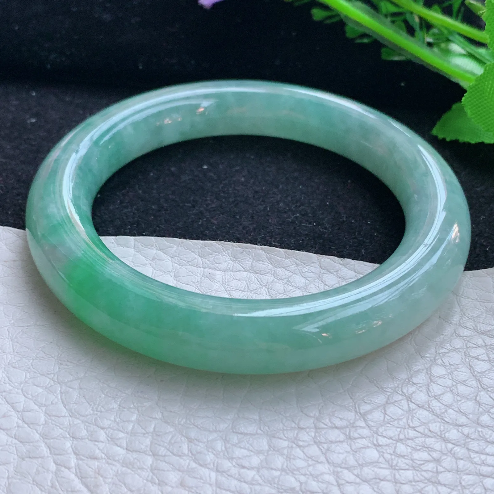 z自然光55*10.8美人镯 缅甸翡翠a货玉手镯清新飘绿圆条玉手环 平安镯