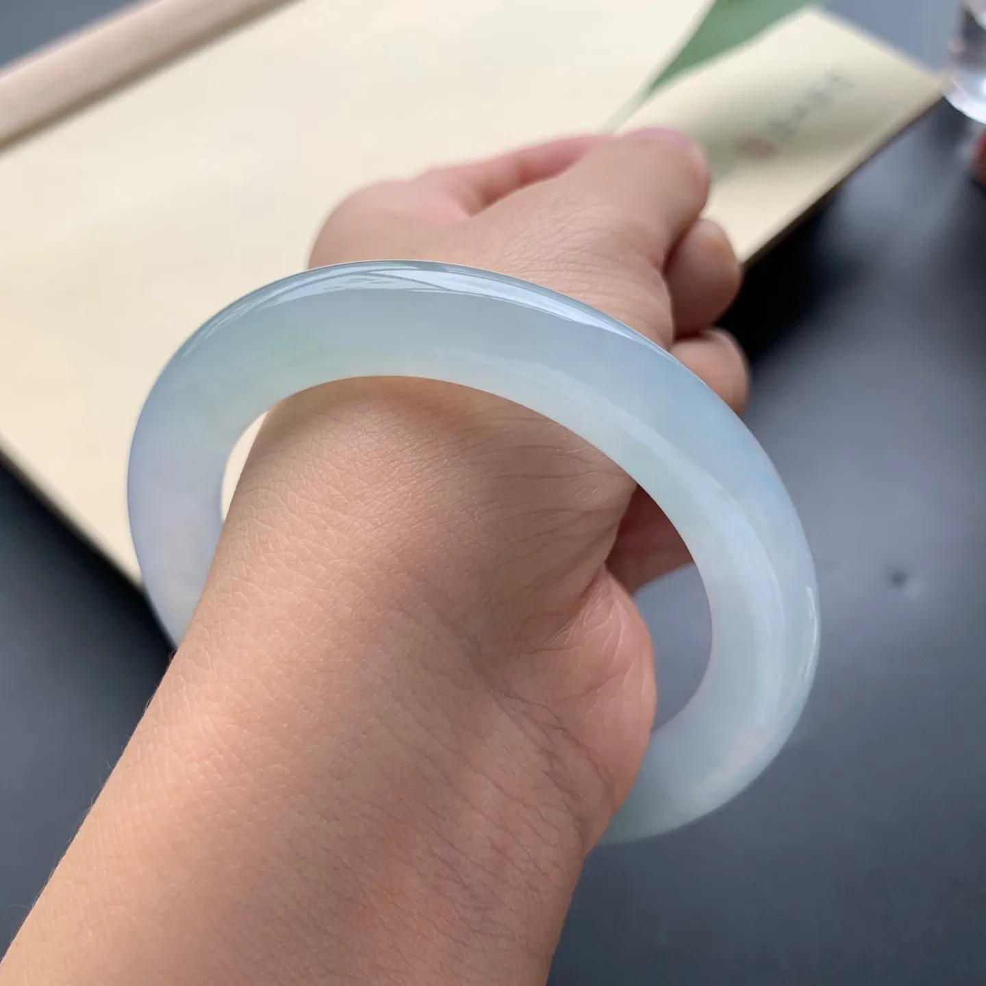 53.5圈口冰晴底圆条手镯 尺寸：53.5-9.8，无纹裂，水润透亮，胶感十足