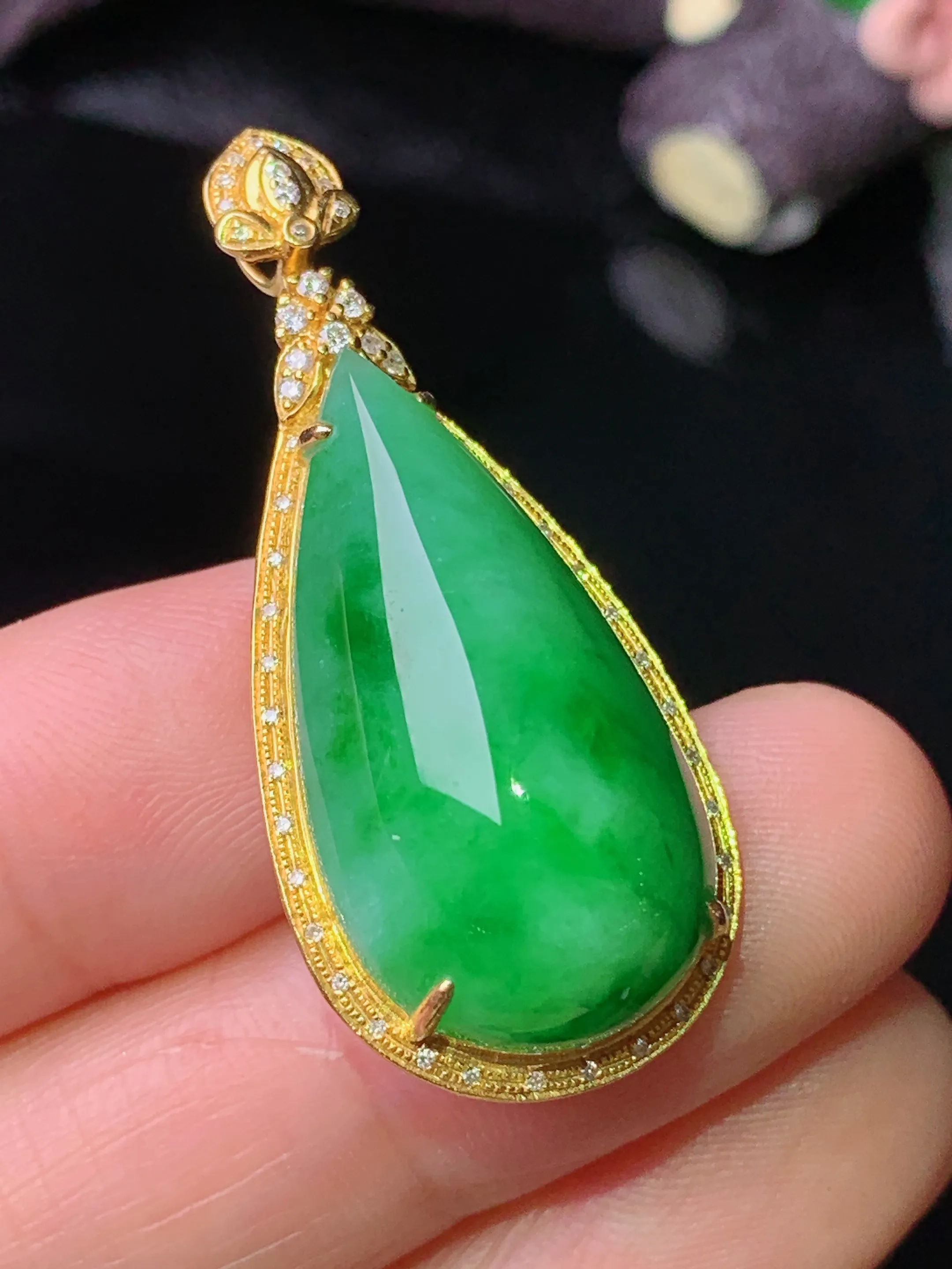 18k金钻镶嵌翠绿水滴吊坠 玉质细腻 色泽清新艳丽 整体尺寸38*16.6*10.2
