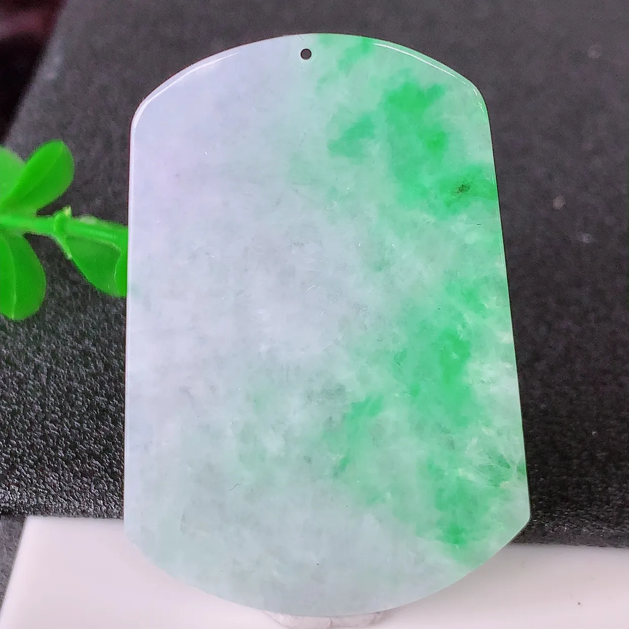 自然光实拍，冰润飘绿翡翠平安无事牌吊坠，平平安安，无事牌翠色灵动， 佩戴平安时尚！#87.20