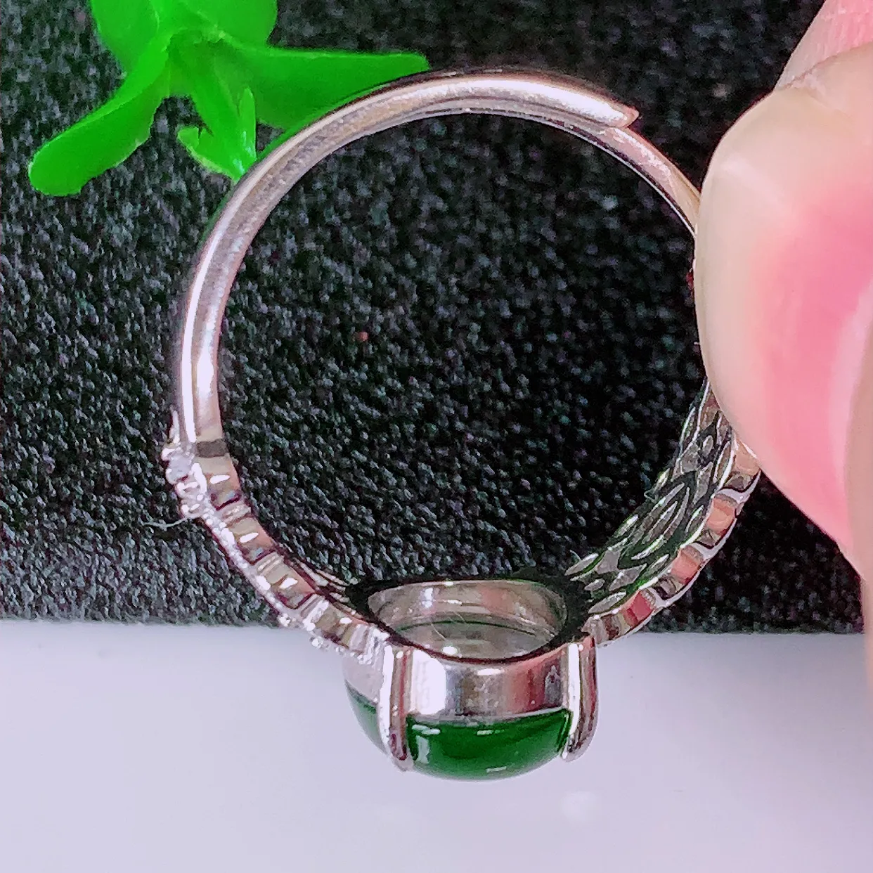 冰透满绿翡翠925银镶嵌戒指，自然光实拍，翠色灵动，颜色漂亮，种老水足，品相佳，佩戴佳品！#97.20（圈口可调大小）整体23*17*5裸10*8.5