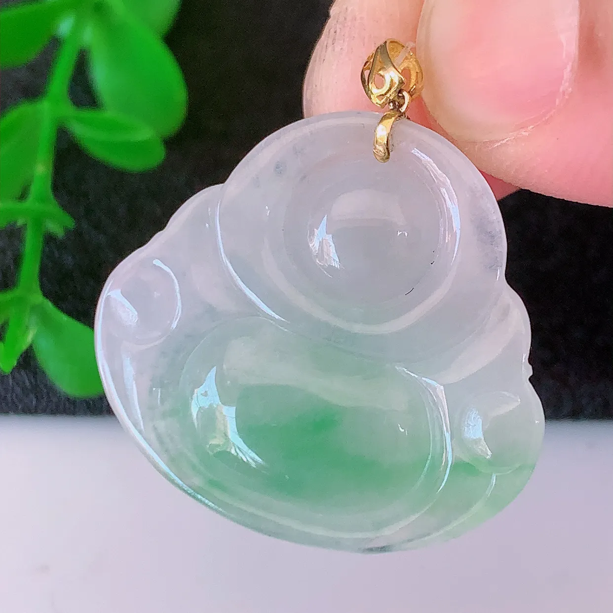 18K金镶嵌冰飘绿翡翠佛公吊坠，玉笑佛，饱满，开脸喜庆配戴优雅迷人！#49.20整27.5裸裸25*22.8*5.8