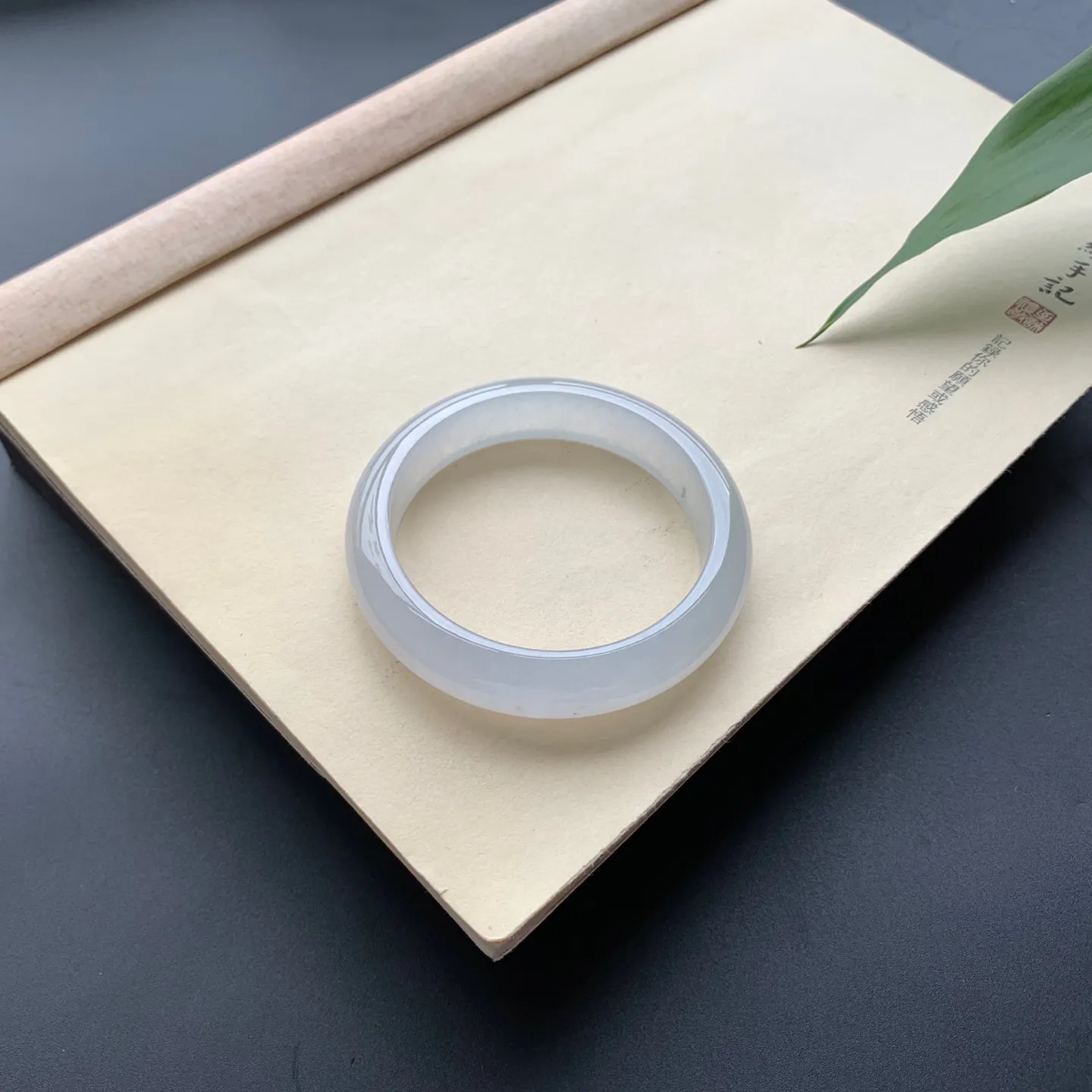 58.2圈口冰种正圈手镯 尺寸：58.2-13.8-8.6，无纹裂，水润起胶，白净光滑