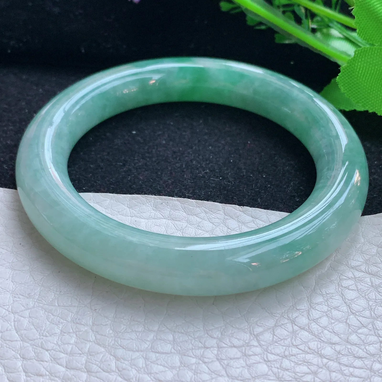 z自然光55*10.8美人镯 缅甸翡翠a货玉手镯清新飘绿圆条玉手环 平安镯