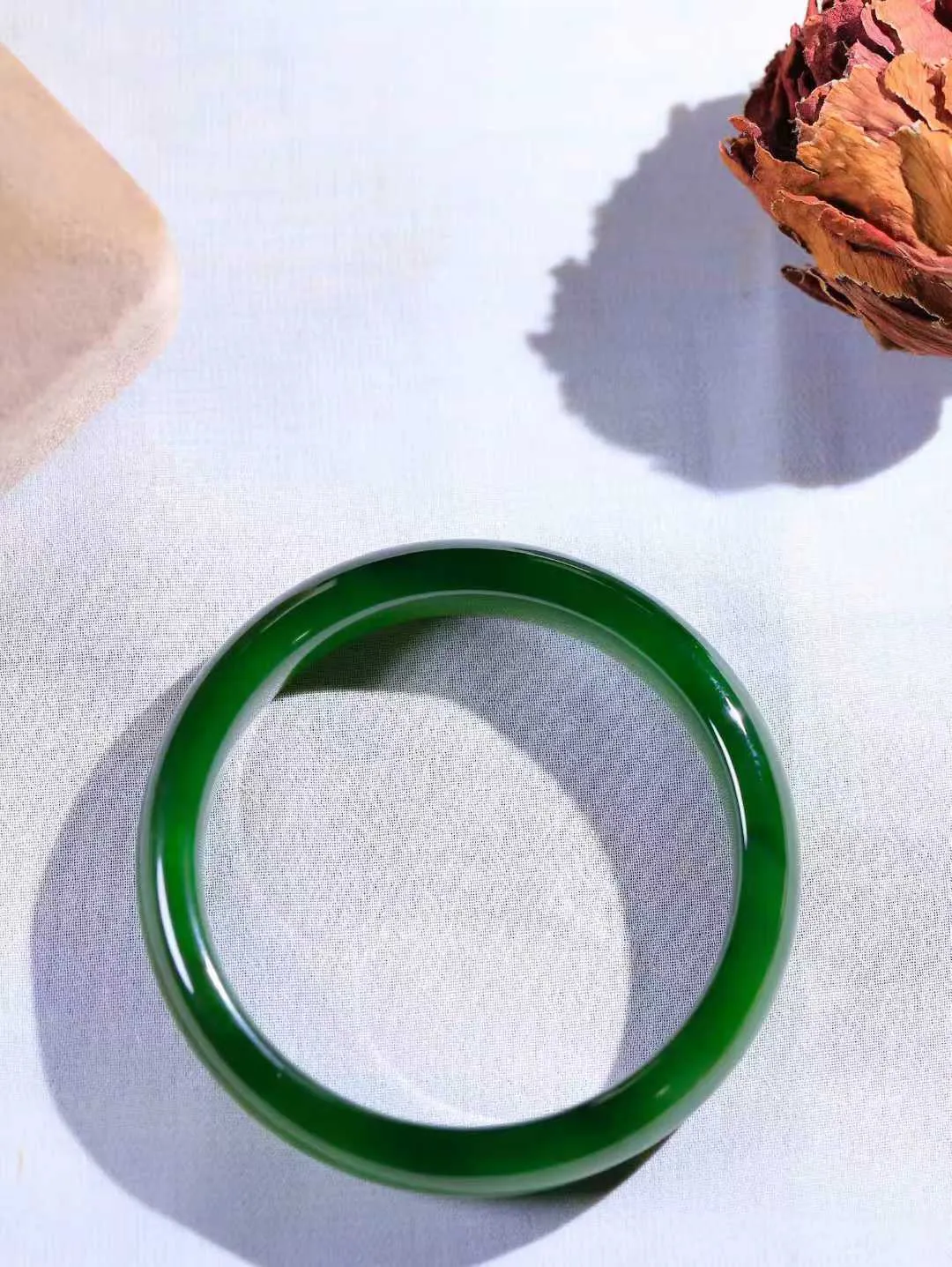 【腕间柔情.手镯】   

收藏级臻品️和田玉碧玉猫眼手镯 玉质温润细腻 油性十足 古朴秀雅 轻抚岁月的栏杆软香温玉，腕间玉镯轻轻晃动，令人情动心间，撷一缕月末的芬芳，把心思铺陈，时光静美，惟有你最温柔。重49.8克   尺寸58.5-12.8-7.7mm  461101600A