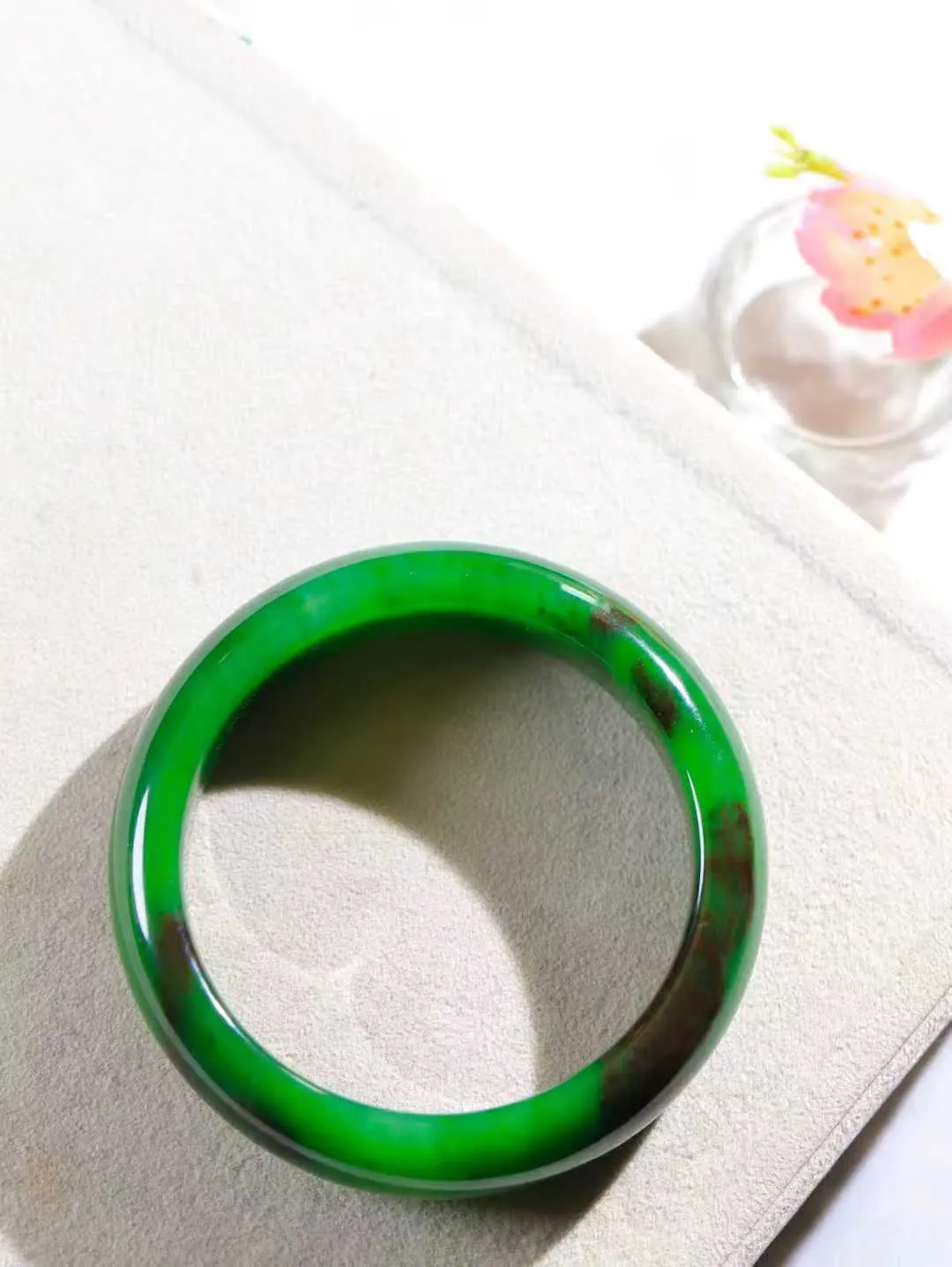 【碧波流转·手镯】

收藏级臻品️和田玉碧玉手镯，玉质细腻温润，手感舒适，️线条流畅，简约大气，美自天成，佩戴于腕间，婉约之美，举手投足间透出那份低调奢华，醉人心扉。
重78.5克 内径圈口58mm尺寸16.4-9.5mm  FDA-131101608