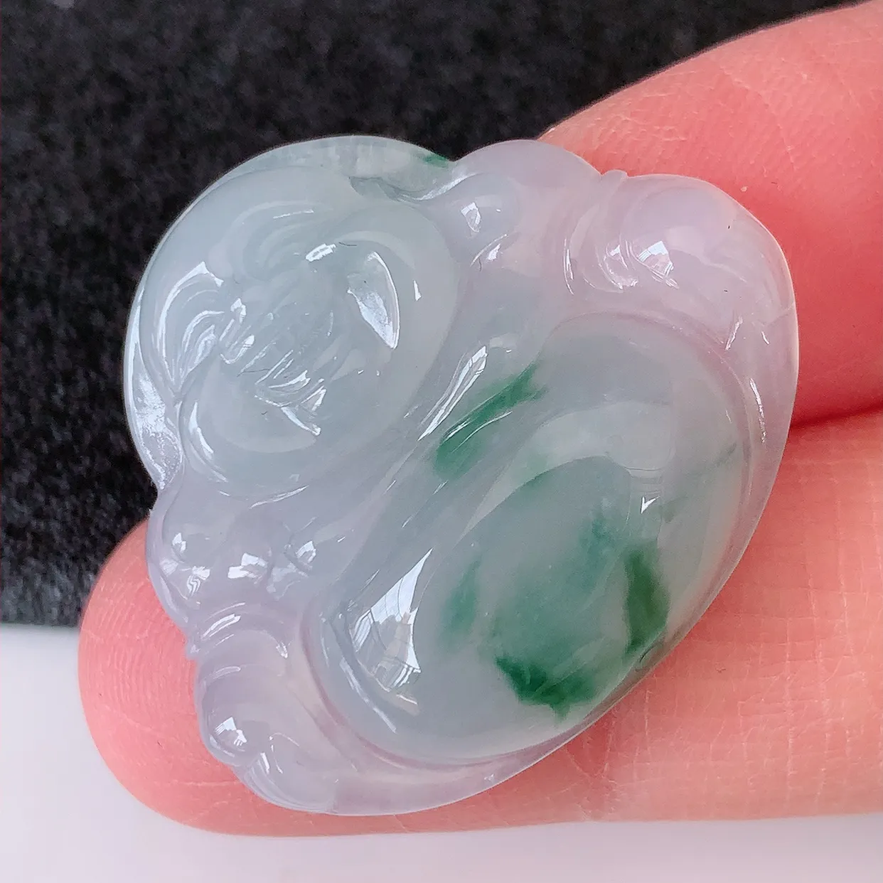 自然光实拍，冰种飘花翡翠佛公，水灵起胶，翠色迷人，佛公在心中，一生平安，饱满圆润，开怀大笑佛公，配戴灵气十足！#01.22