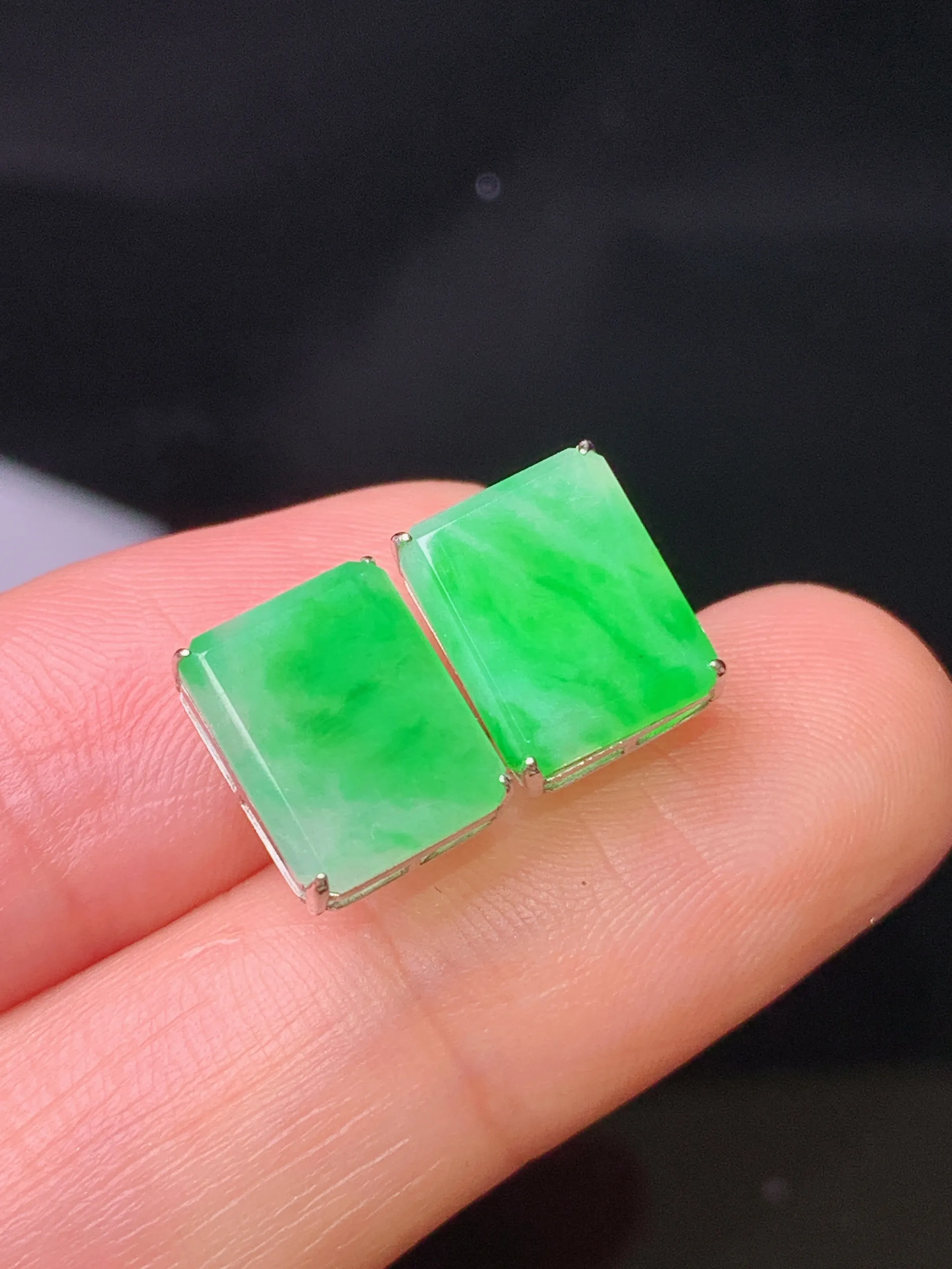 18k金镶嵌翠绿无事牌耳钉 玉质细腻 色泽清新艳丽 裸石尺寸10*8*2
