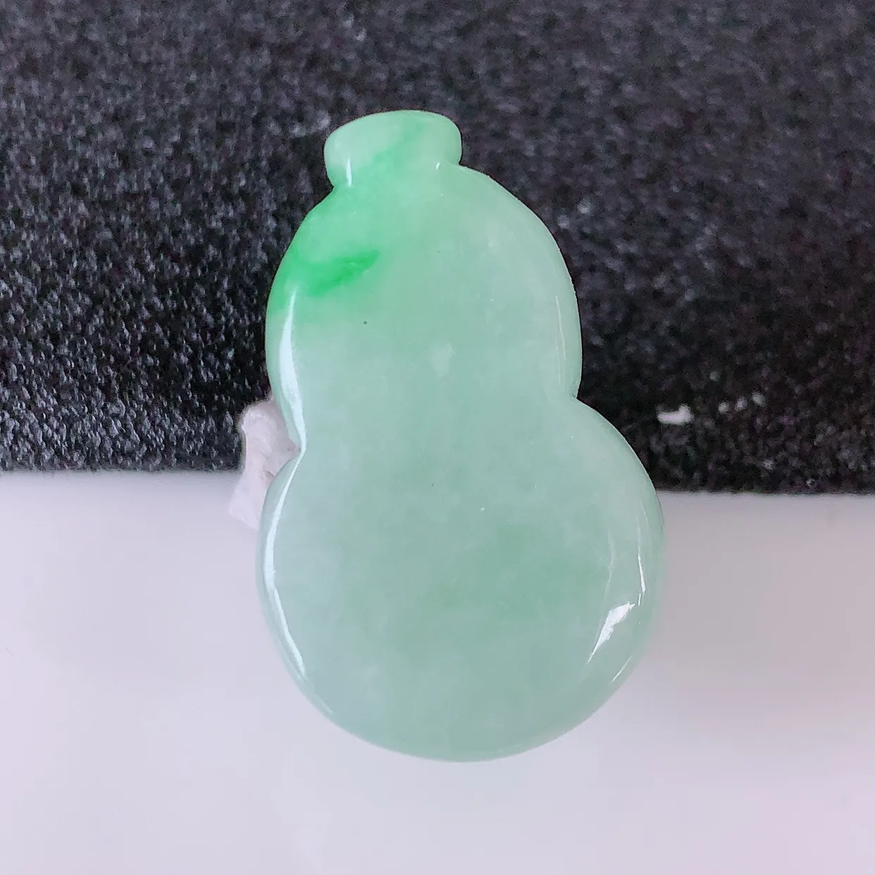 自然光实拍，冰润飘阳绿翡翠葫芦蛋面，种老水足，雕工精湛 ，寓意美好，镶嵌更靓， 佩戴时尚出众！#05.20