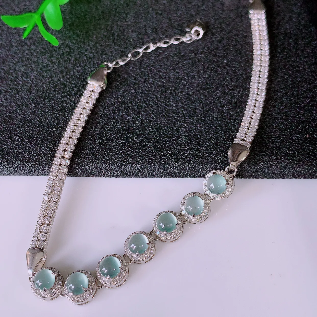 冰透翡翠925银镶嵌手链，自然光实拍，翠色灵动，颜色漂亮，种老水足，品相佳，佩戴佳品！#97.20取一整体6.5*6.5-5.5裸石. 4*4