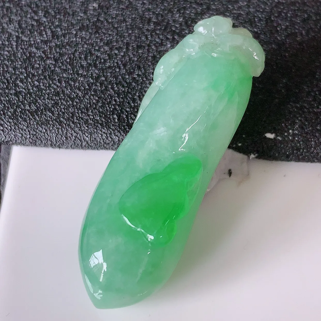 自然光实拍，水润飘绿翡翠招财福瓜吊坠，精美饱满福瓜，种水足，形态圆润饱满，福相十足 ！#05.22