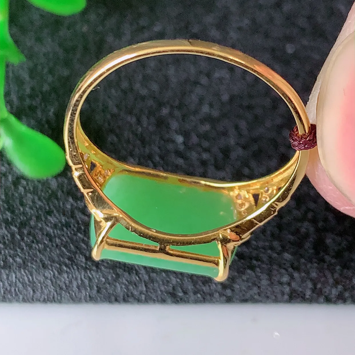 自然光实拍 18K金精工镶嵌翡翠满绿马鞍戒指，玉质细腻，翡翠色泽均匀，艳丽饱满，款式高贵大气，15圈口，上手亮眼，#83.22戒指整体17.5*22*5裸石12.5*8