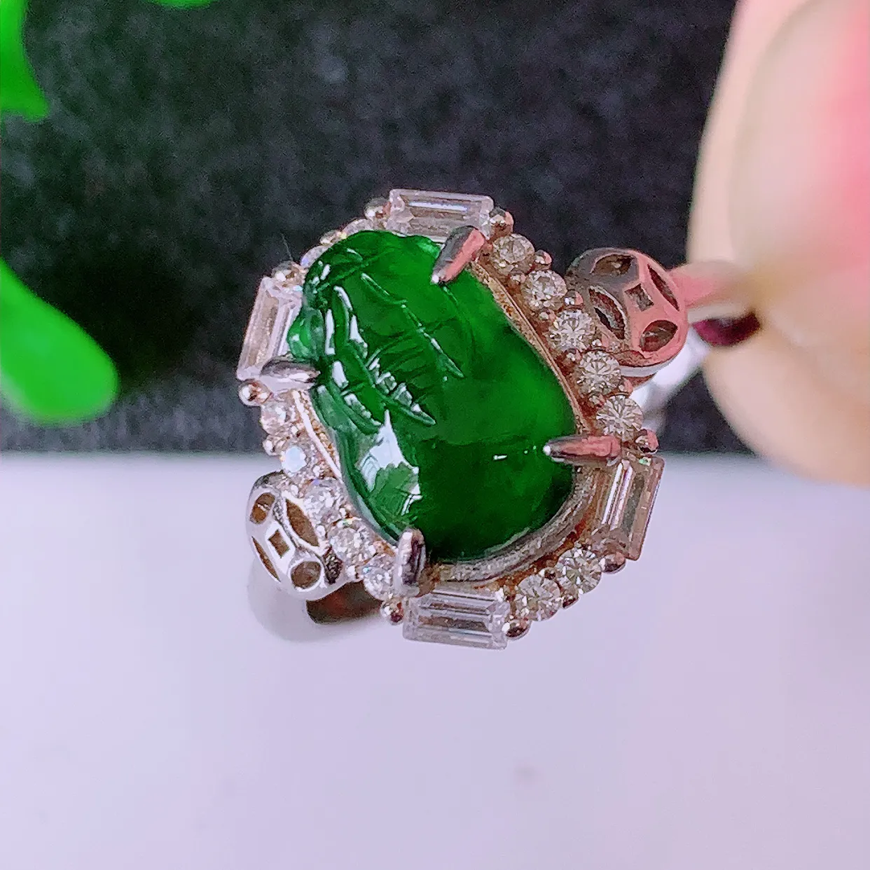 冰透满绿翡翠925银镶嵌貔貅戒指，自然光实拍，翠色灵动，颜色漂亮，种老水足，品相佳，佩戴佳品！#98.22（圈口可调大小）整体16.8*24.5*6裸石9.5*6.6