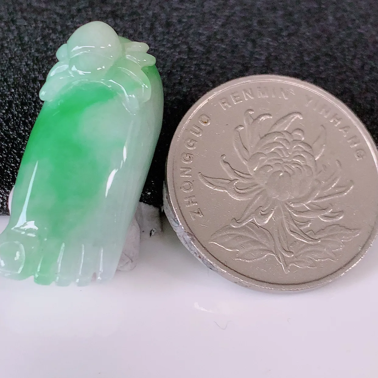 自然光实拍，冰润飘绿翡翠知足常乐吊坠，翠色灵动，种老水足，寓意好，品相佳， 佩戴佳品！#87.20