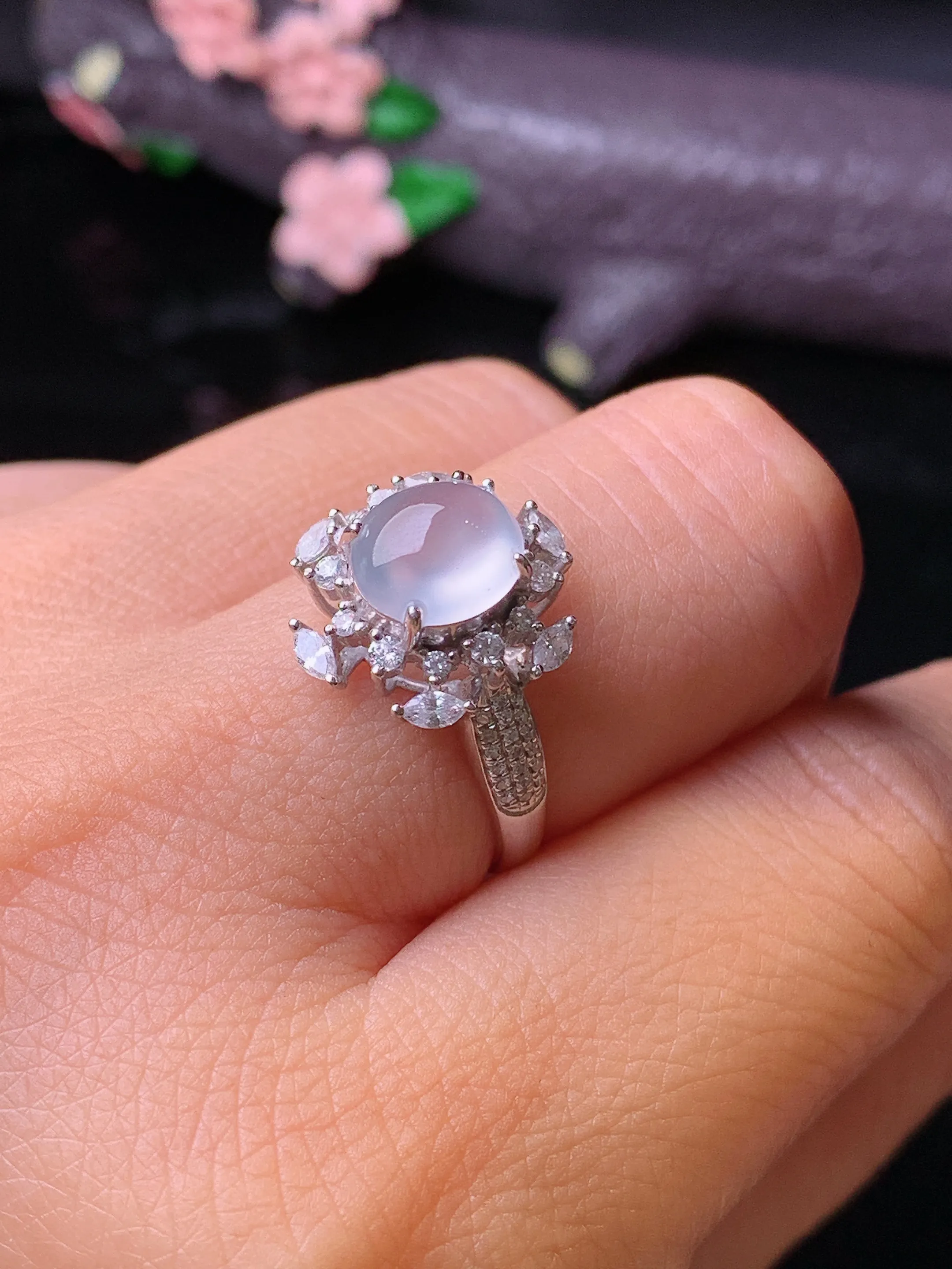 18k金钻镶嵌冰种蛋面戒指 玉质细腻 色泽清新艳丽 圈口14 整体尺寸14.3*12.7*9