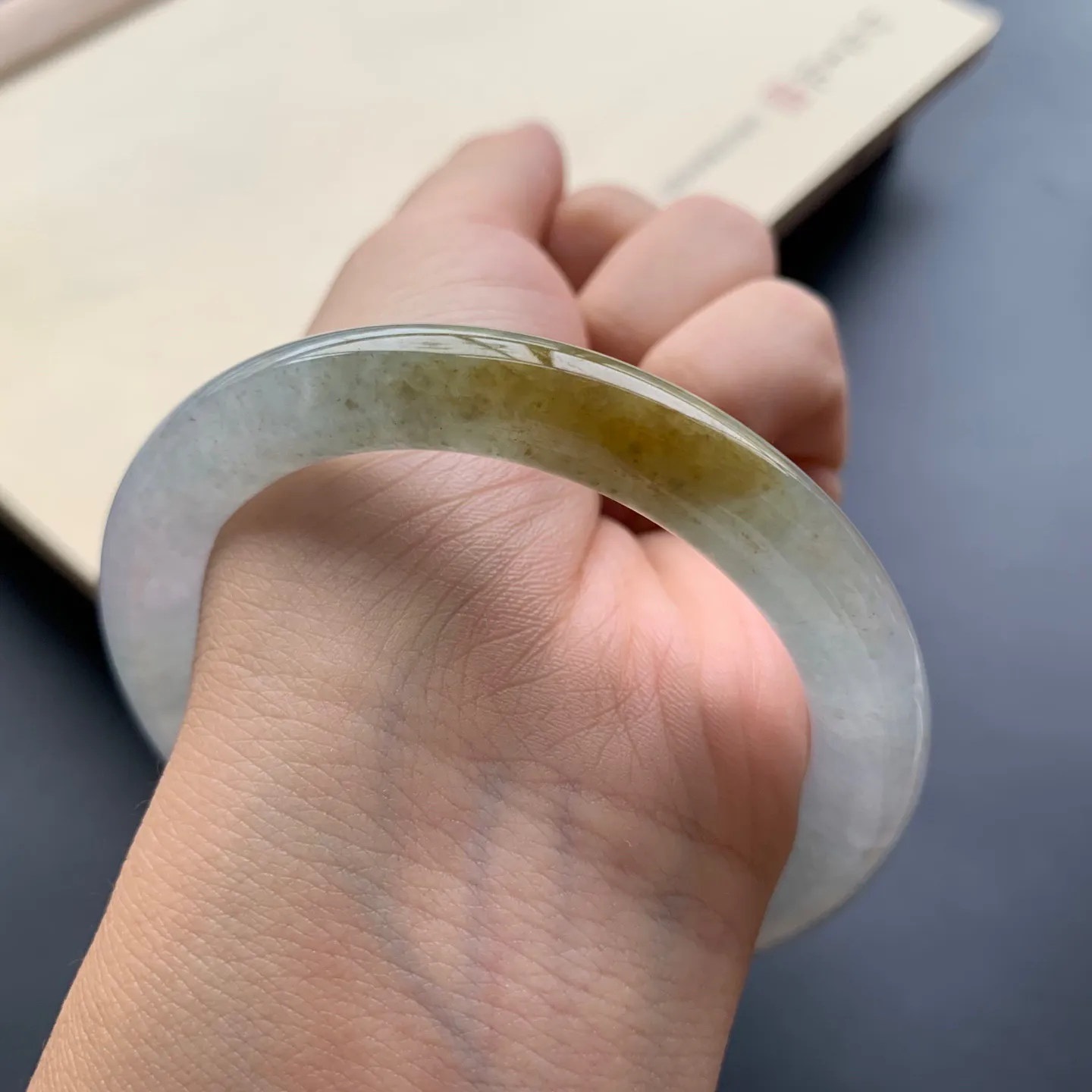 53.6圈口冰飘黄翡圆条手镯 尺寸：53.6-8.8，水润起胶，条形饱满