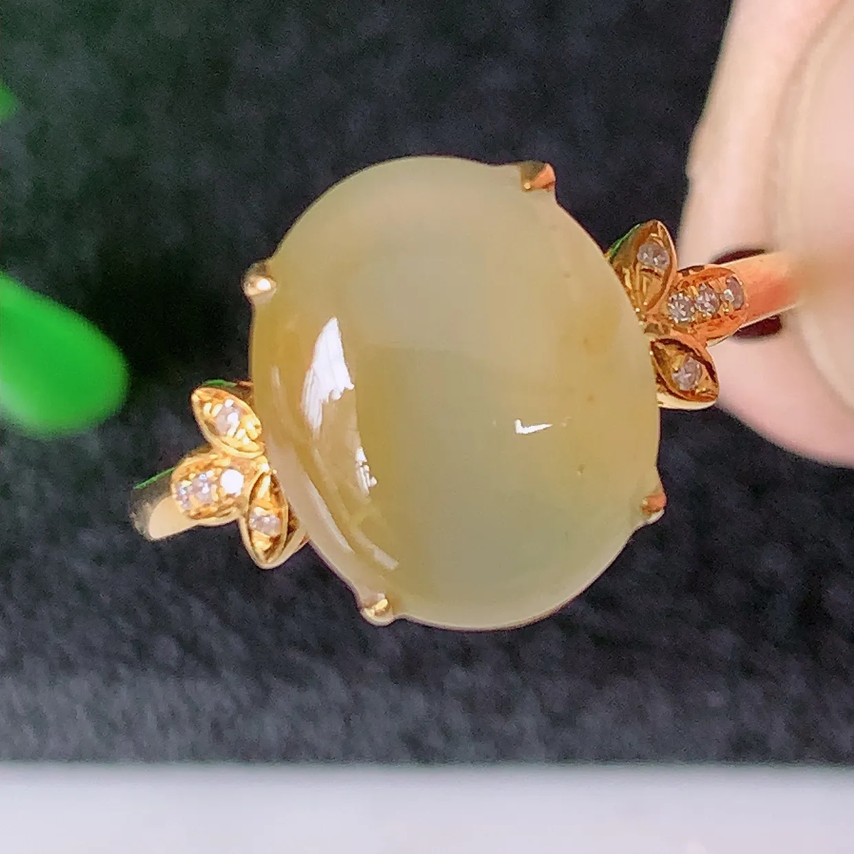 自然光实拍 18K金精工镶嵌冰种黄翡翡翠戒指，玉质细腻，翡翠色泽均匀，艳丽饱满，款式高贵大气，14圈
