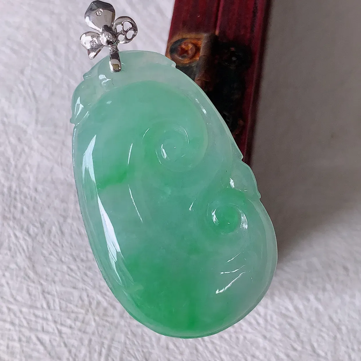 18K金镶嵌冰飘绿翡翠如意吊坠，简单的镶嵌设计、让玉坠百搭又精致，寓意着吉祥，事事如意！#83.22整体47裸裸39*23.8*5.6