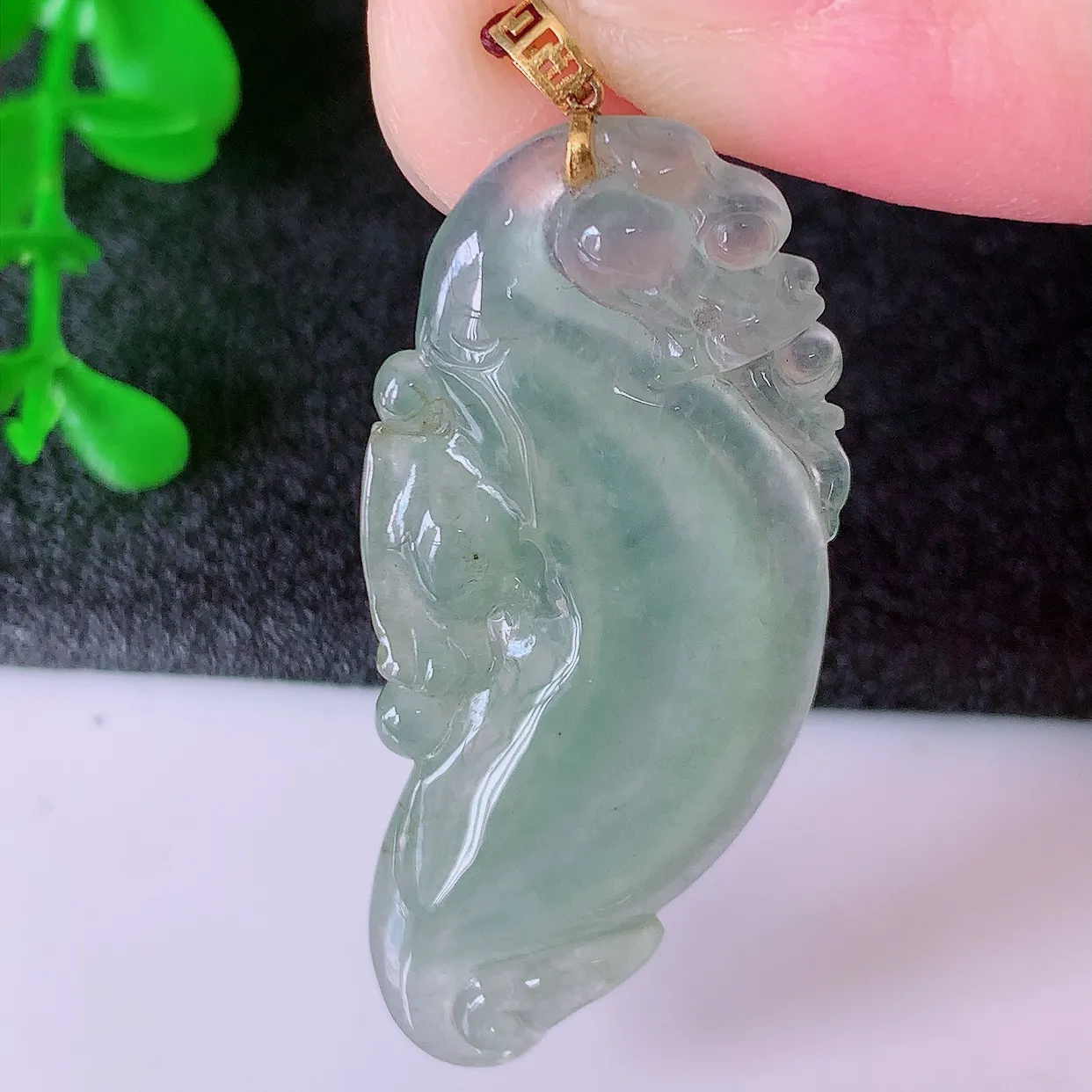 18K金镶嵌冰种翡翠招财福瓜吊坠，精美饱满福瓜，种水足，形态圆润饱满，福相十足 ！#41.22