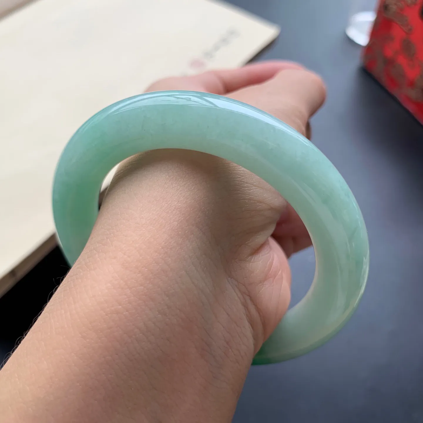 53.8圈囗飘绿圆条手镯 尺寸：53.8-10.8，细腻光滑，条形饱满