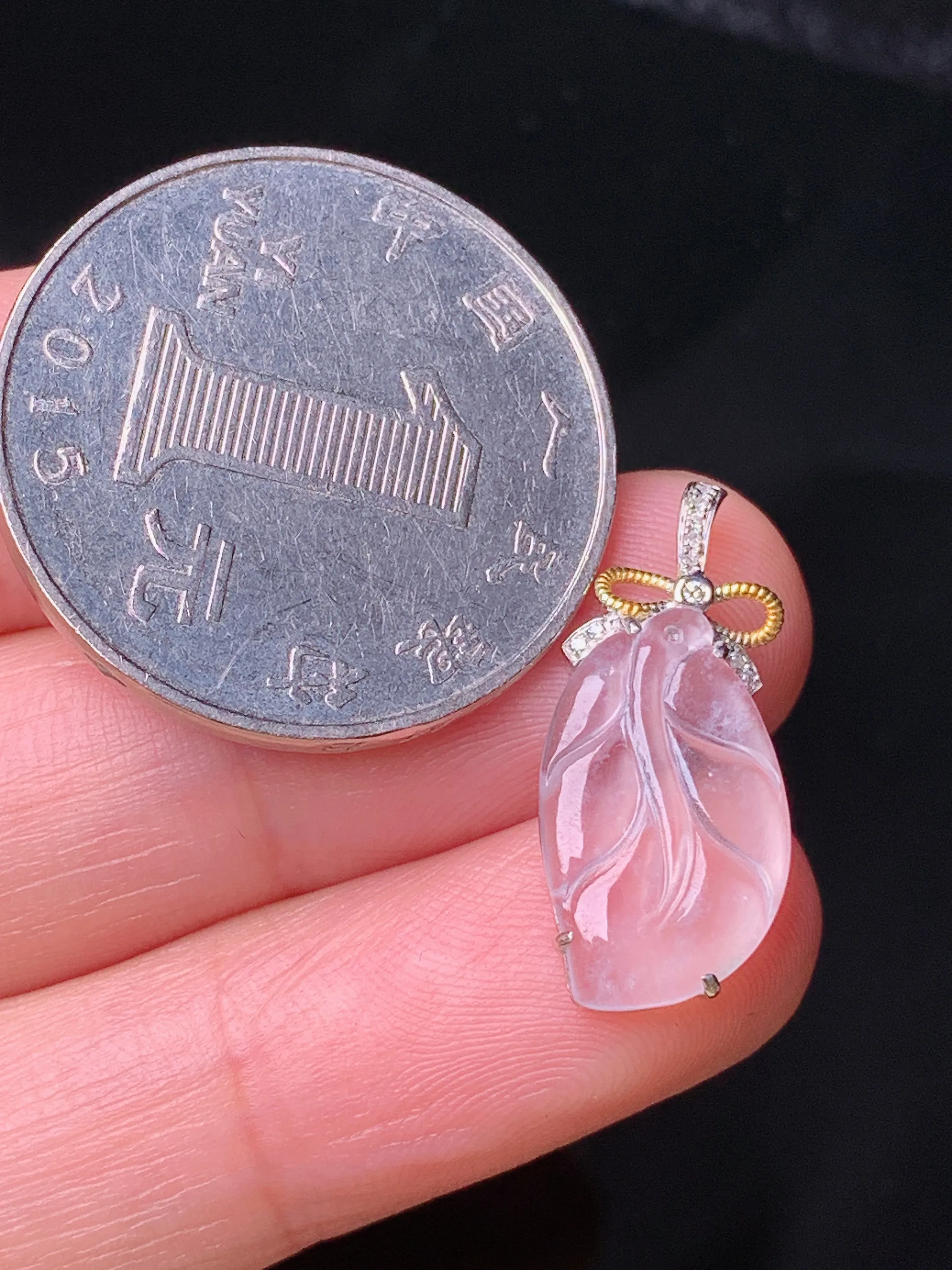 18k金钻镶嵌冰种树叶吊坠 玉质细腻 色泽清新艳丽 整体尺寸21.5*9.6*3