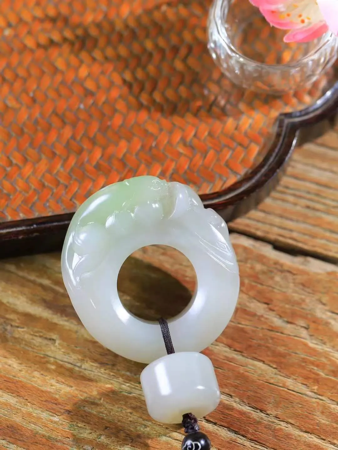 （莲年有鱼.扳指）

精品和田玉翠青连年有余扳指，质地温润滋腻，手感佳，精雕莲花，细致入微，线条柔和自然。池清疑水浅,莲动知鱼散，细作清幽莲花，日月散淡，极具灵气，画面和谐美好，寓意一品清廉，连年有余。
重87.5克  尺寸22.2-14.2-19.5mm   fDA-201142343