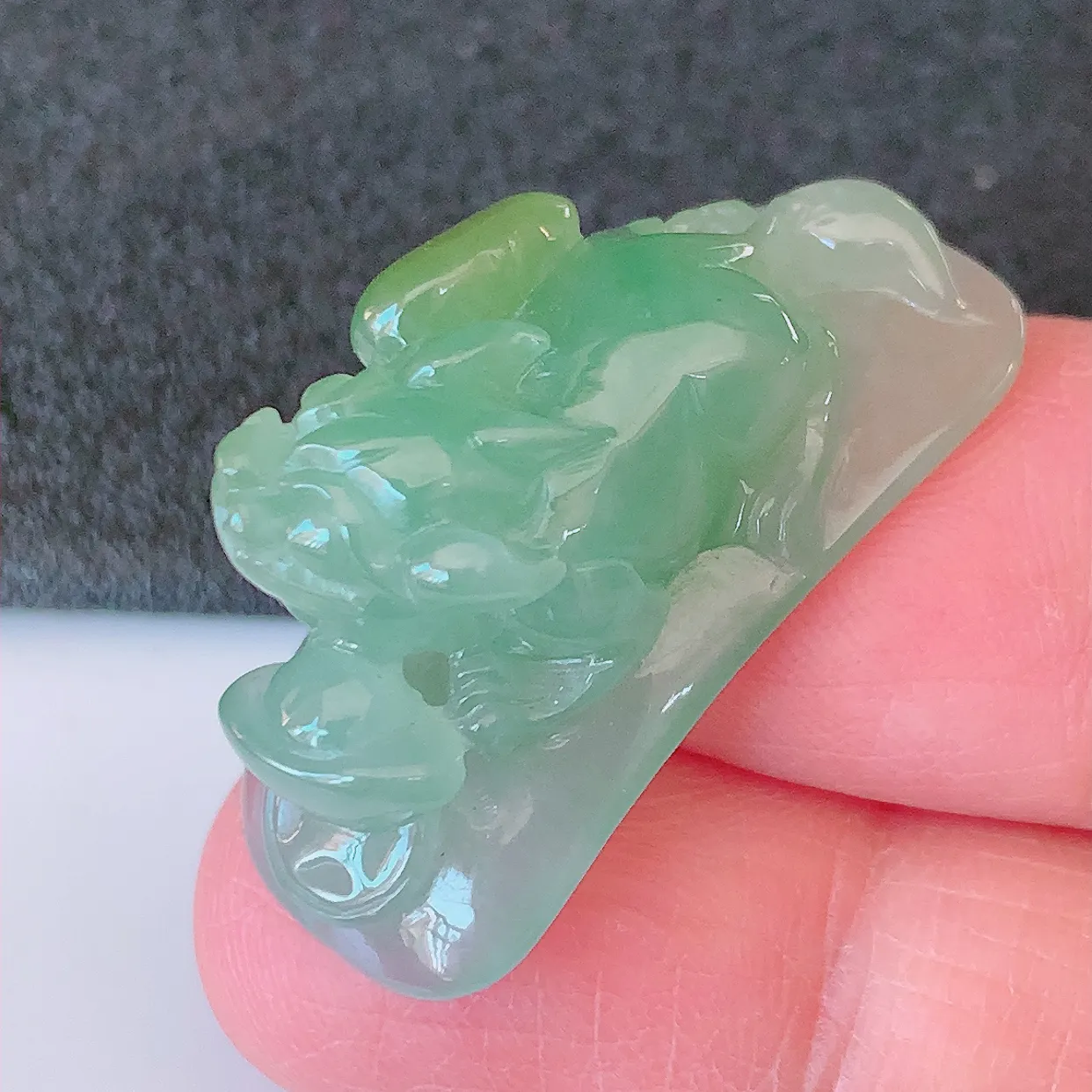 自然光实拍，冰种双彩貔貅翡翠手环，种老水足，冰清玉润   颜色漂亮  #81.20取一尺寸32.5*14.5*14.5