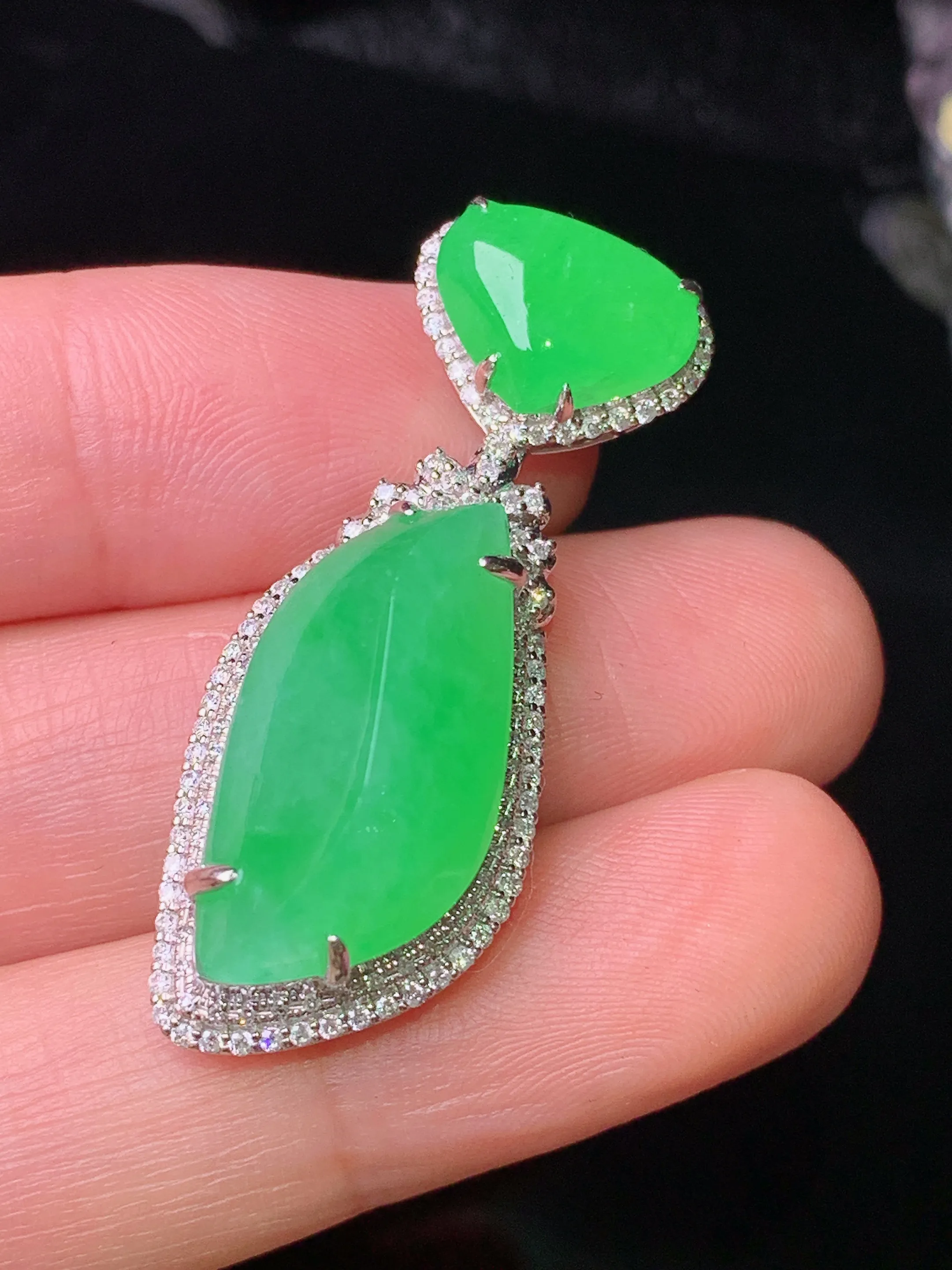 18k金钻镶嵌翠绿随形吊坠 玉质细腻 色泽清新艳丽 整体尺寸38.5*14.2*11.2