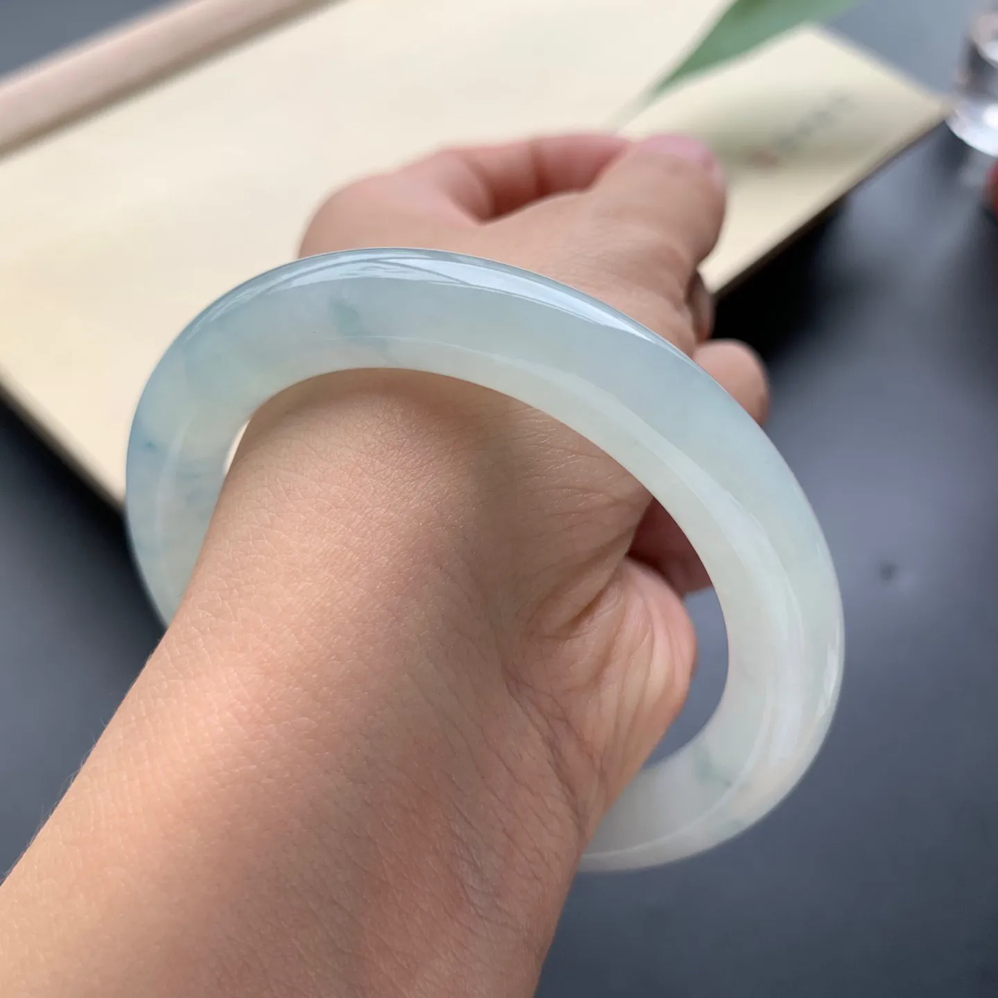 53.6圈口冰飘花圆条手镯 尺寸：53.6-9.8，水润起胶，条形饱满