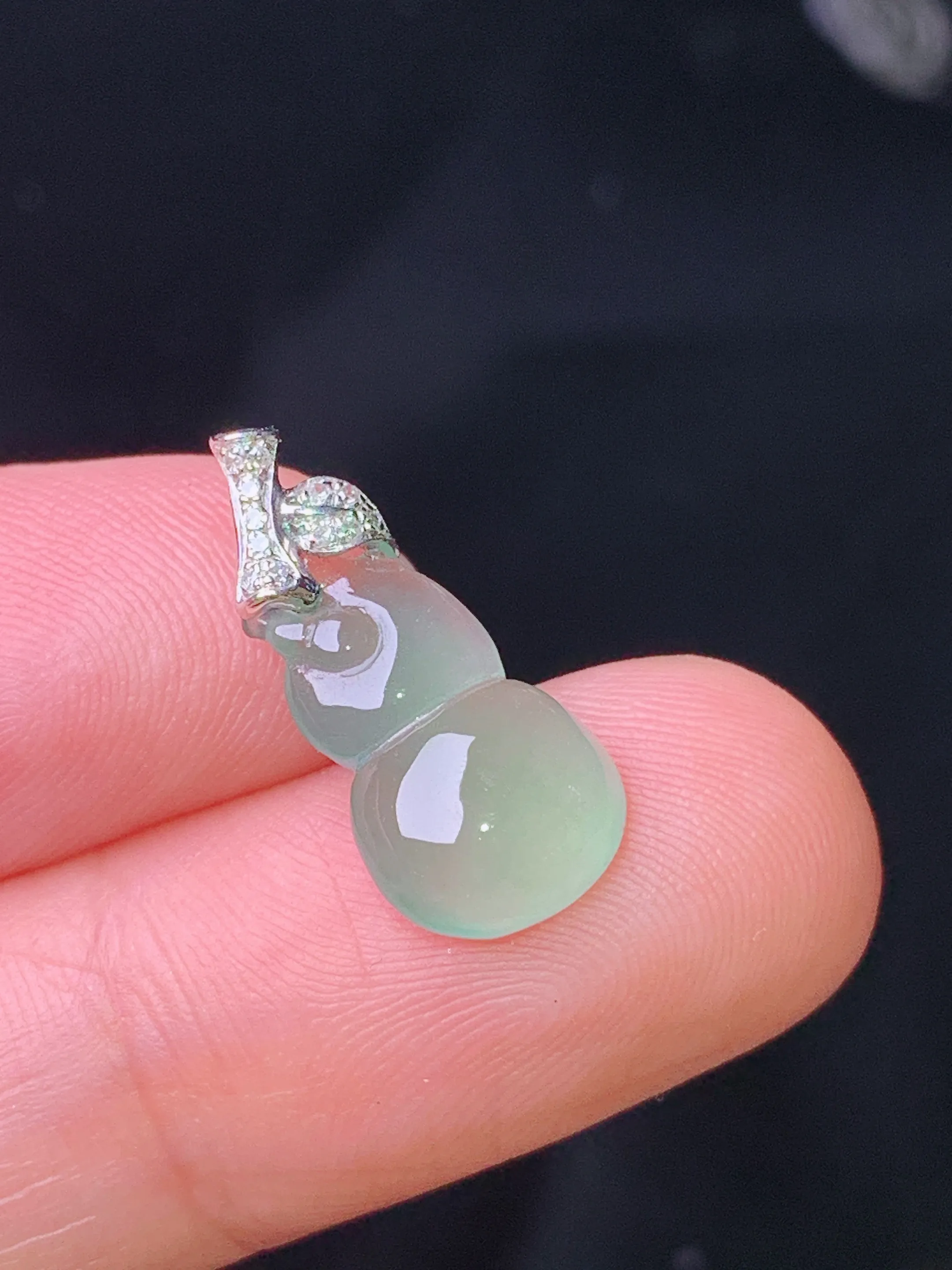 18k金钻镶嵌冰种浅绿葫芦吊坠 玉质细腻 色泽清新艳丽 整体尺寸18*8.3*3.6