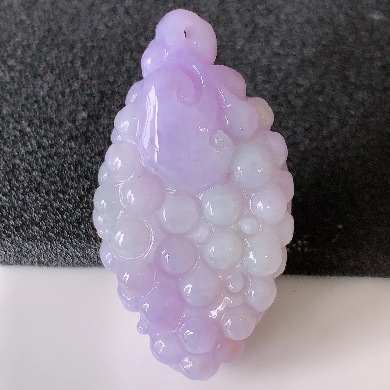 自然光实拍，冰润紫罗兰翡翠玉米吊坠，多子多福，种老水足，雕工精湛 ，寓意美好，佩戴时尚出众！#05.22