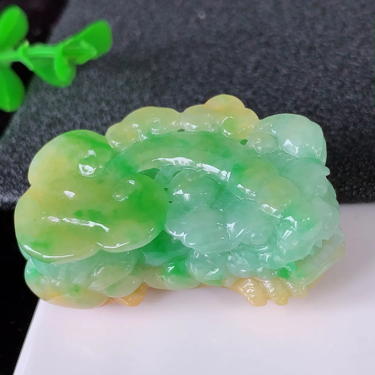 自然光实拍，特色冰润黄加绿翡翠招财貔貅吊坠，民间有“一摸 貔貅运程旺盛，再摸貔貅财运滚滚，三摸貔貅平步青云 ”的美好祝愿。#97.20
