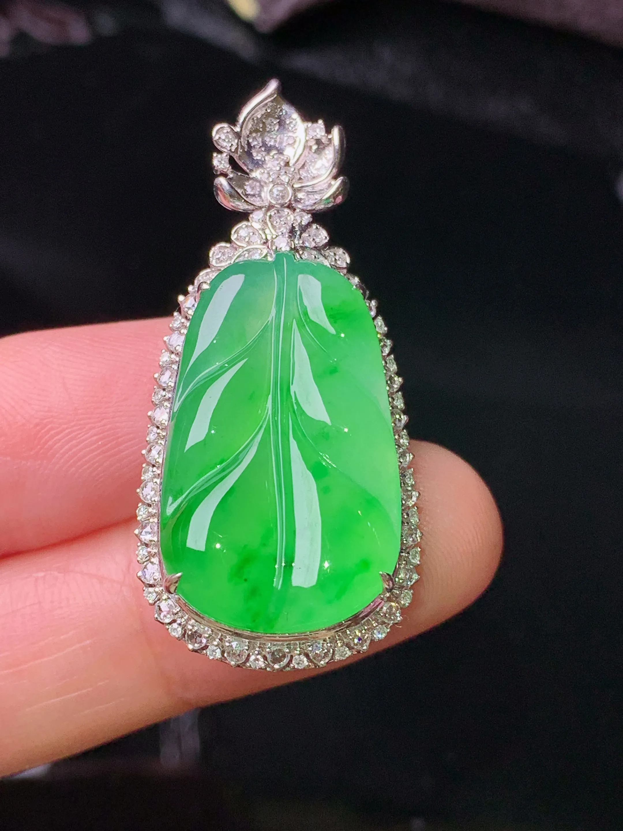 18k金钻镶嵌翠绿树叶吊坠 玉质细腻 色泽清新艳丽 整体尺寸38.3*17.8*10.8