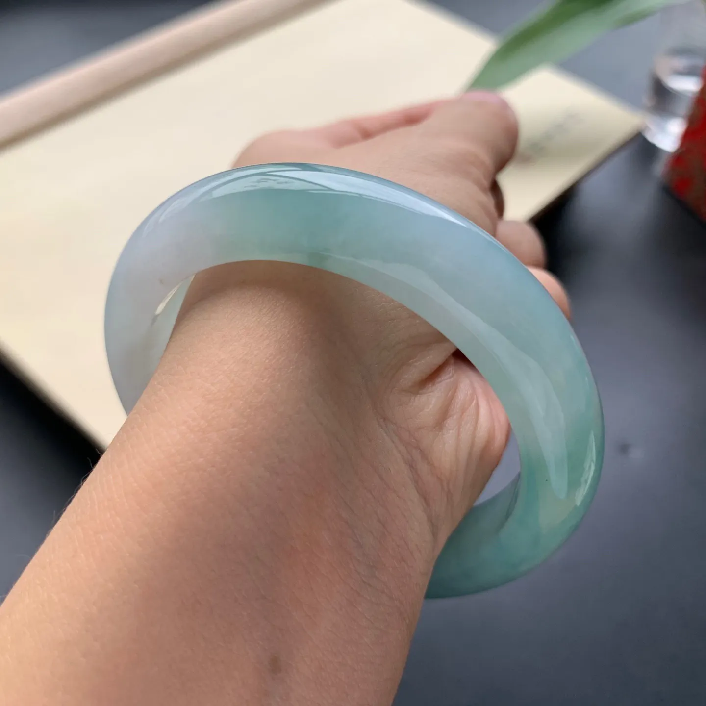 53.6圈口冰蓝底正圈手镯 尺寸：53.6-12.5-8.8，无纹裂，水润起胶，优雅迷人