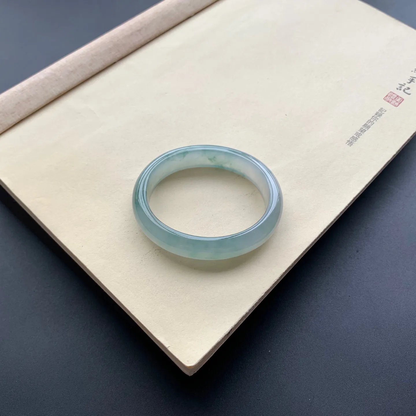 55圈口冰种飘花贵妃手镯 尺寸：55-48-12.6-7，无纹裂，冰透水润，胶感十足