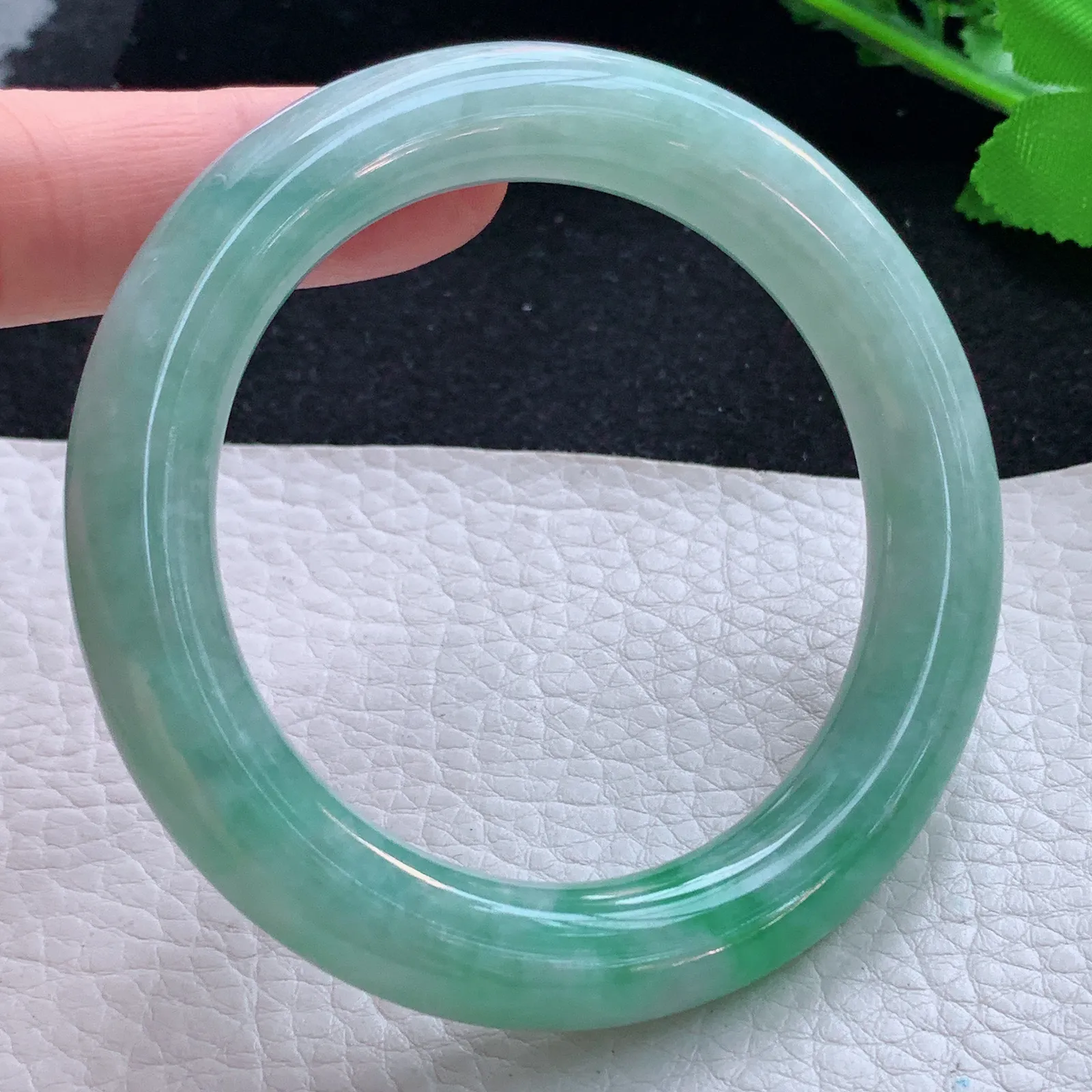 z自然光55*10.8美人镯 缅甸翡翠a货玉手镯清新飘绿圆条玉手环 平安镯