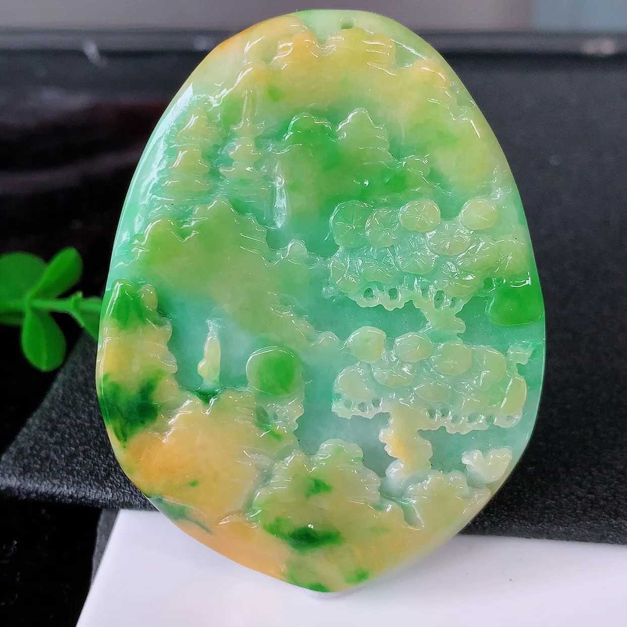 自然光实拍，特色黄加绿翡翠山水牌吊坠，翡翠山水牌，寓意“常青、背靠大山、水（财）长流、平安之意”生机盎然的翠意，一眼既心醉，雕工 精致，佩戴效果优雅迷人！#97.20