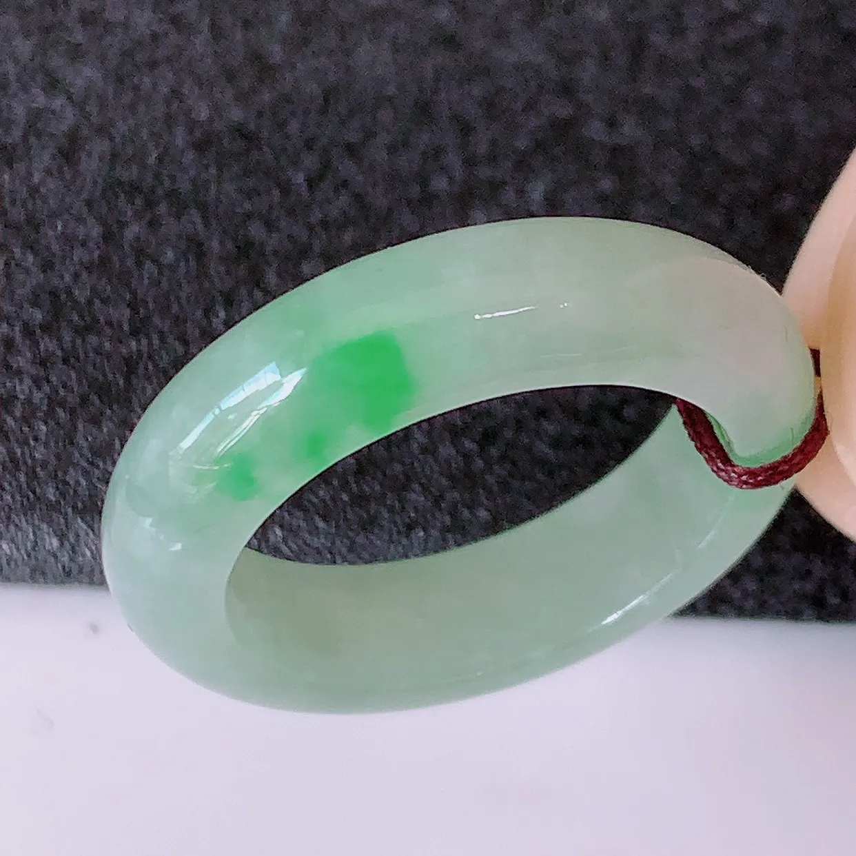 自然光实拍，19.2mm内径冰飘绿翡翠指环，玉戒指，玉质莹润，好精美好冰润的指环，20圈口，上手纤巧！#57.22尺寸19.2*5.8*4