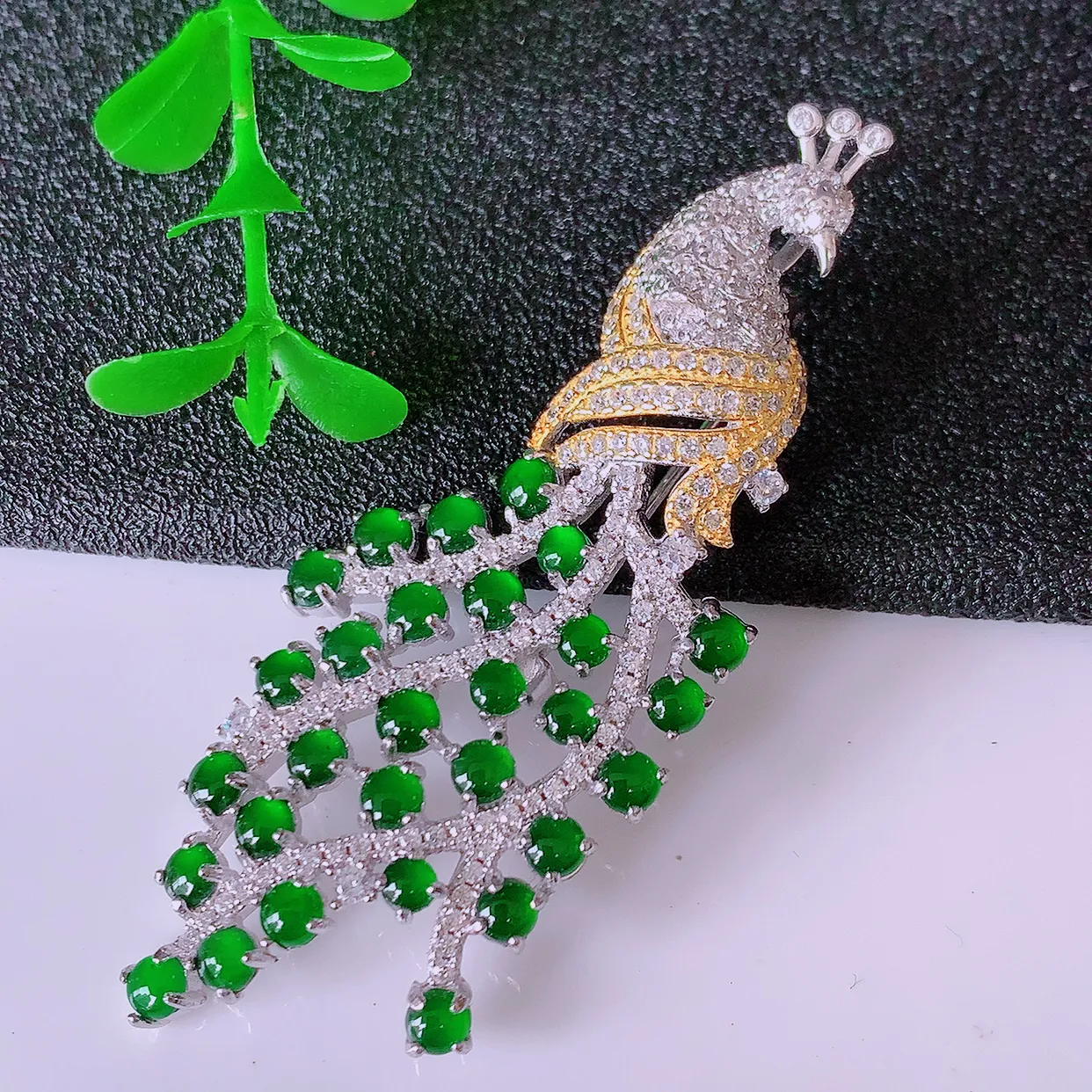 冰透满绿翡翠925银镶嵌凤凰胸针，自然光实拍，翠色灵动，颜色漂亮，种老水足，品相佳，佩戴佳品！#98.22整体55*22.5*8.5裸石2.8*2.8