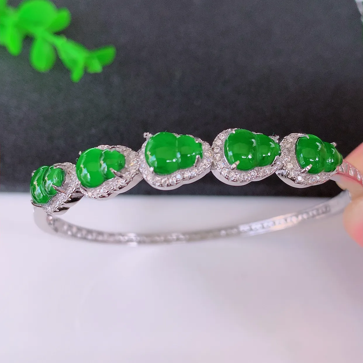 57圈口，冰透满绿翡翠925银镶嵌手镯，自然光实拍，翠色灵动，颜色漂亮，种老水足，品相佳，佩戴佳品！#97.20整体57-51-8.2-5.5 裸石7.8*5.8