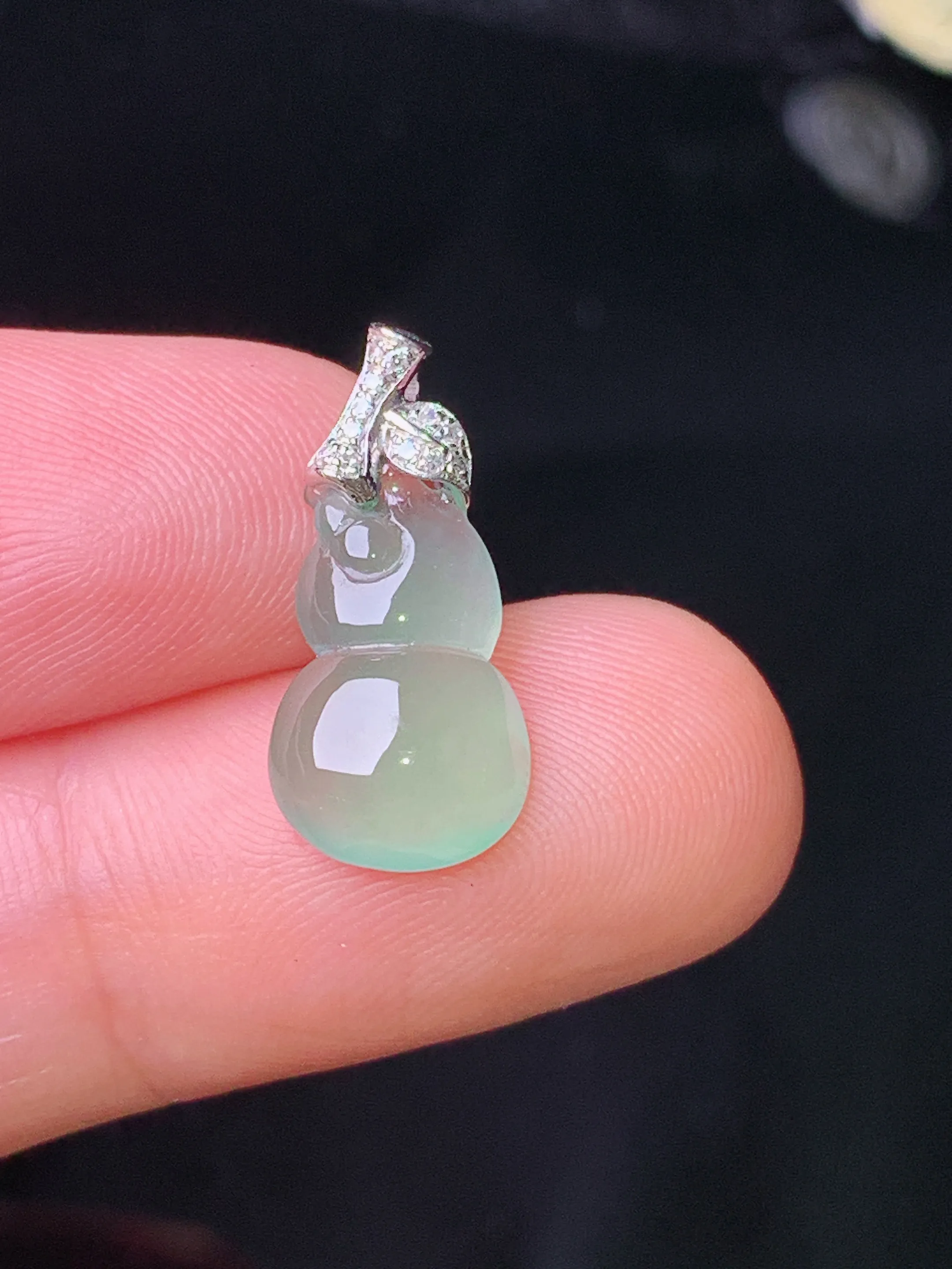 18k金钻镶嵌冰种浅绿葫芦吊坠 玉质细腻 色泽清新艳丽 整体尺寸18*8.3*3.6