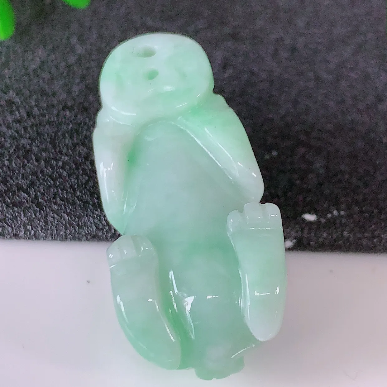 自然光实拍，冰润飘绿翡翠生肖兔子吊坠，种老水足，雕工精湛 ，寓意美好， 佩戴时尚出众！#87.20