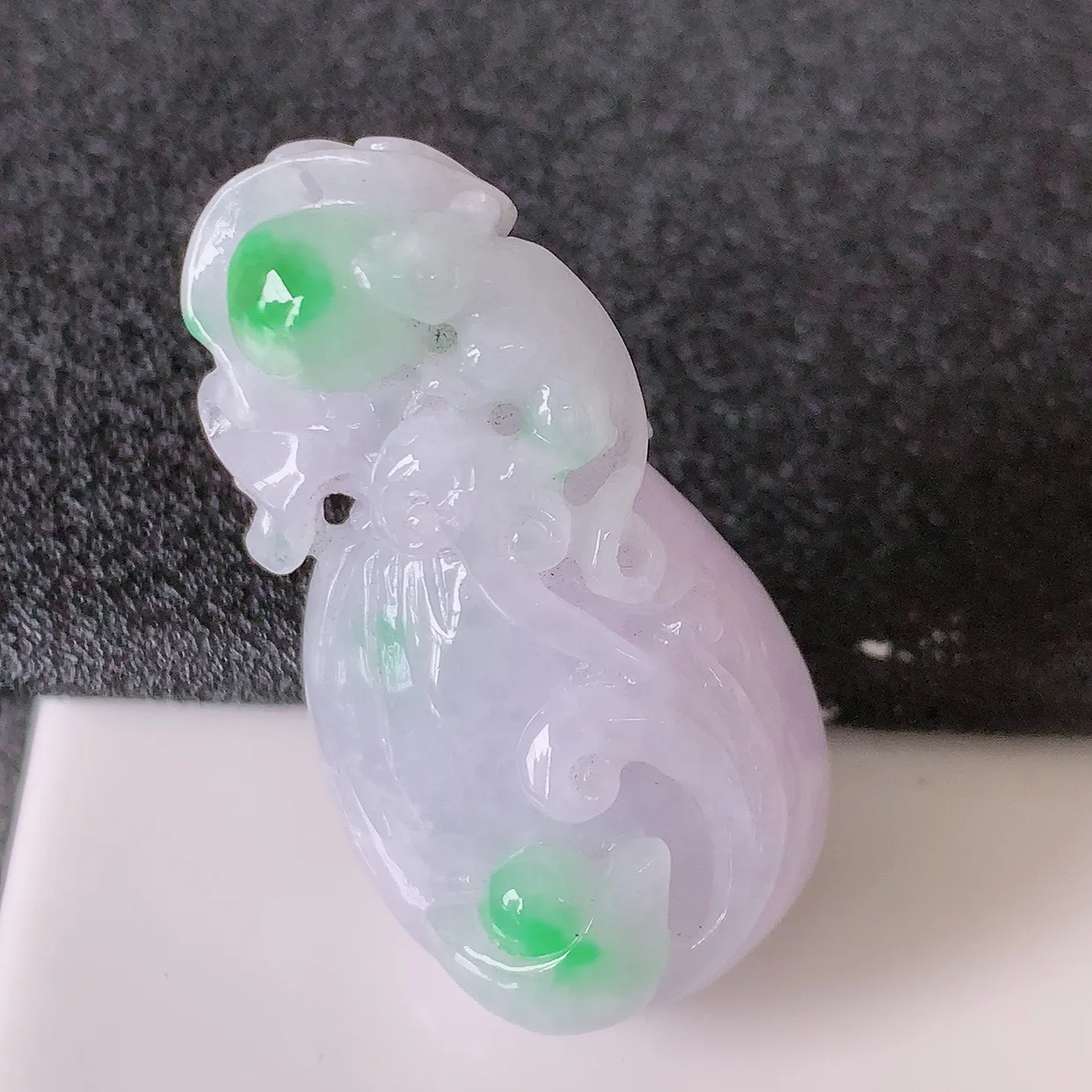 自然光实拍，冰润飘绿翡翠招财钱袋子吊坠，寓意“代代有福，代代有财，腰缠万贯”玉质细腻，佩戴效果佳！#