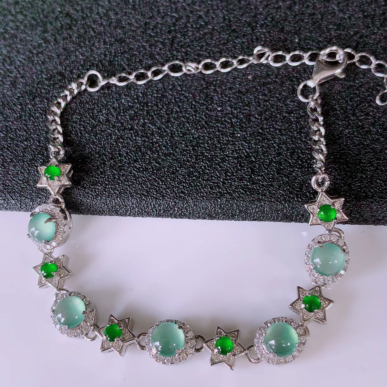 冰透满绿翡翠925银镶嵌手链，自然光实拍，翠色灵动，颜色漂亮，种老水足，品相佳，佩戴佳品！#97.20取一整体7.2*6.5-5.5 裸石4.5*4.5