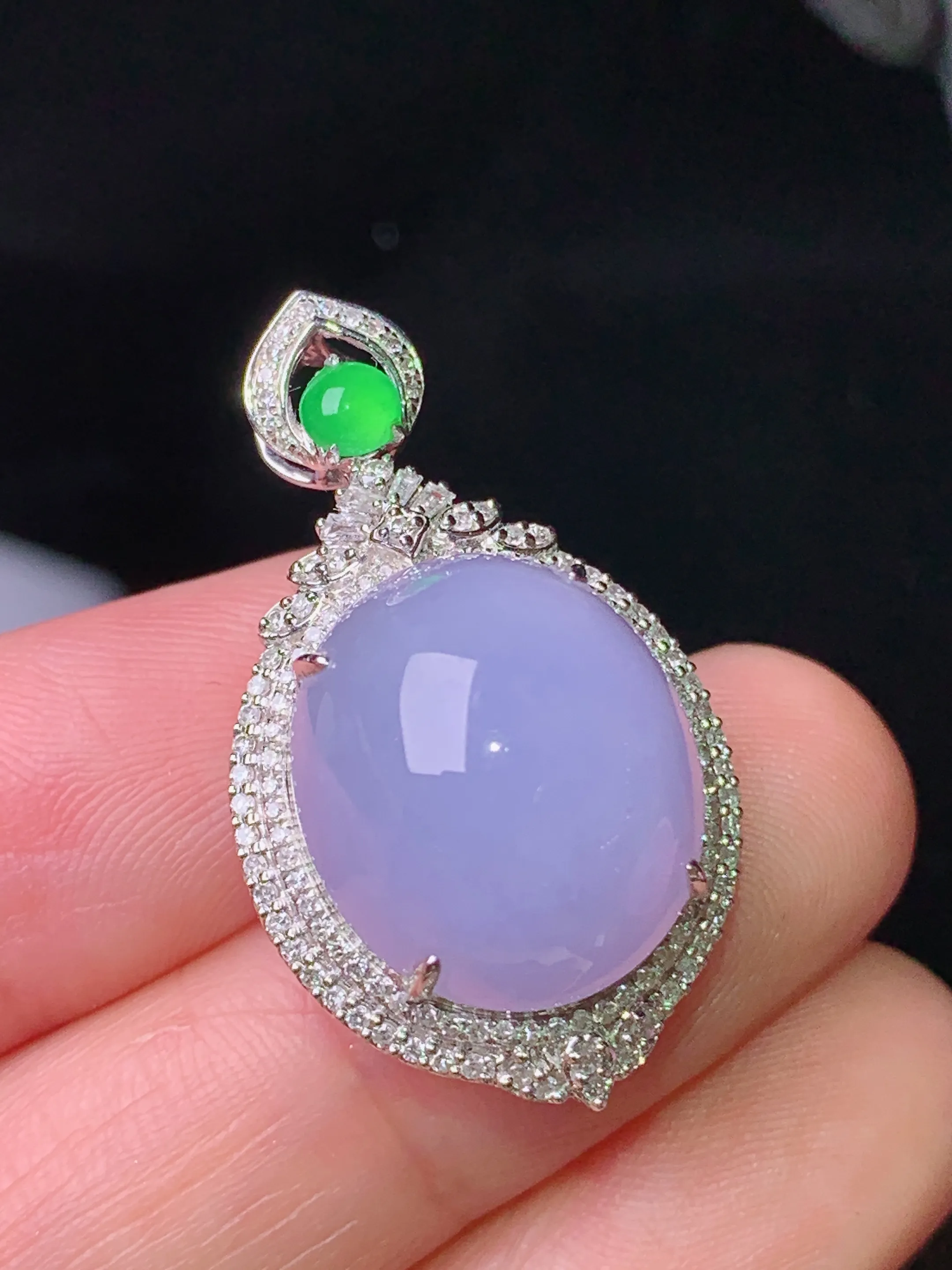 18k金钻镶嵌紫罗兰蛋面吊坠 玉质细腻 色泽清新艳丽 整体尺寸30.8*17.7*13.5