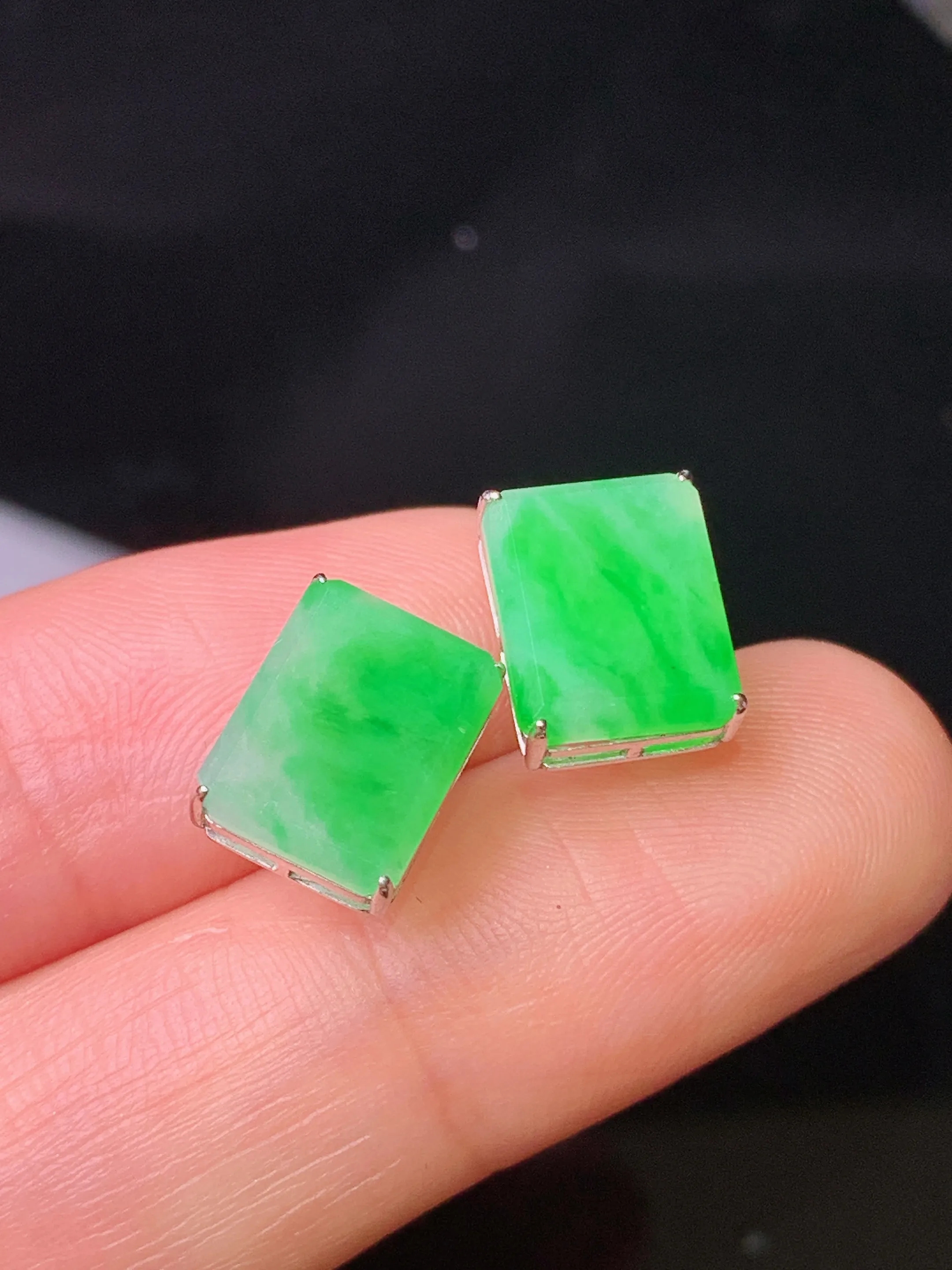 18k金镶嵌翠绿无事牌耳钉 玉质细腻 色泽清新艳丽 裸石尺寸10*8*2