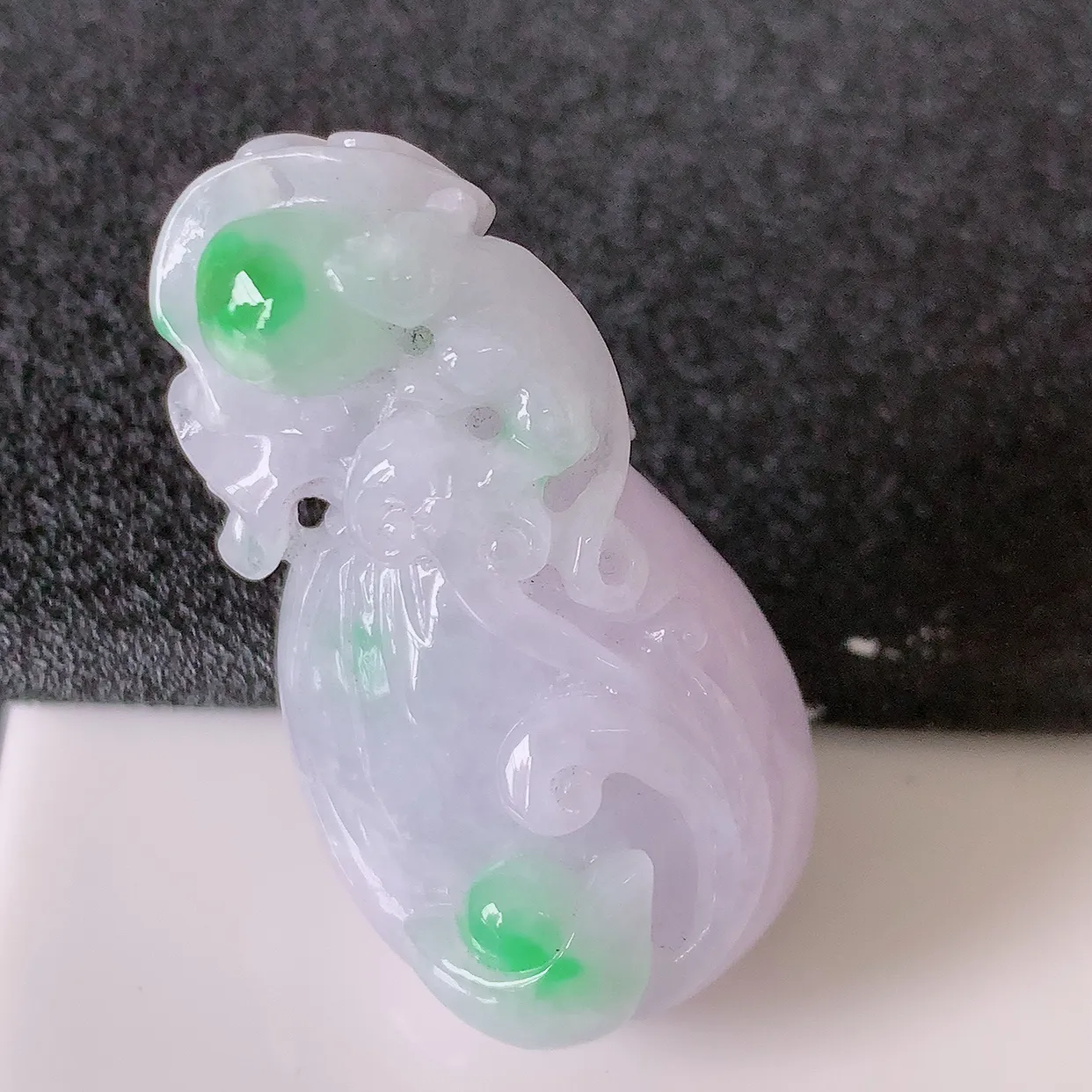 自然光实拍，冰润飘绿翡翠招财钱袋子吊坠，寓意“代代有福，代代有财，腰缠万贯”玉质细腻，佩戴效果佳！#02.25