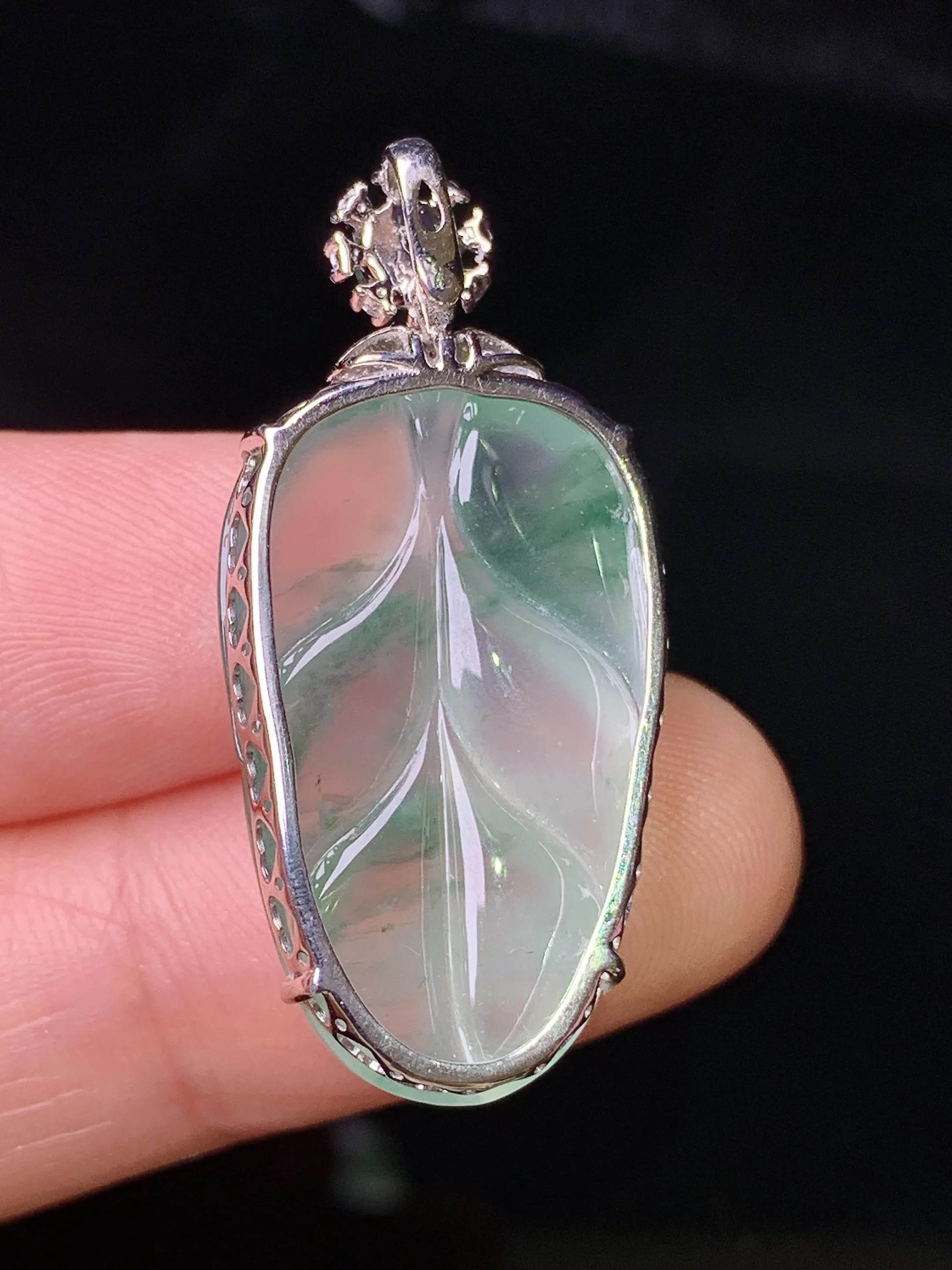 18k金钻镶嵌冰种飘绿树叶吊坠 玉质细腻 色泽清新艳丽 整体尺寸33*15.3*6.3