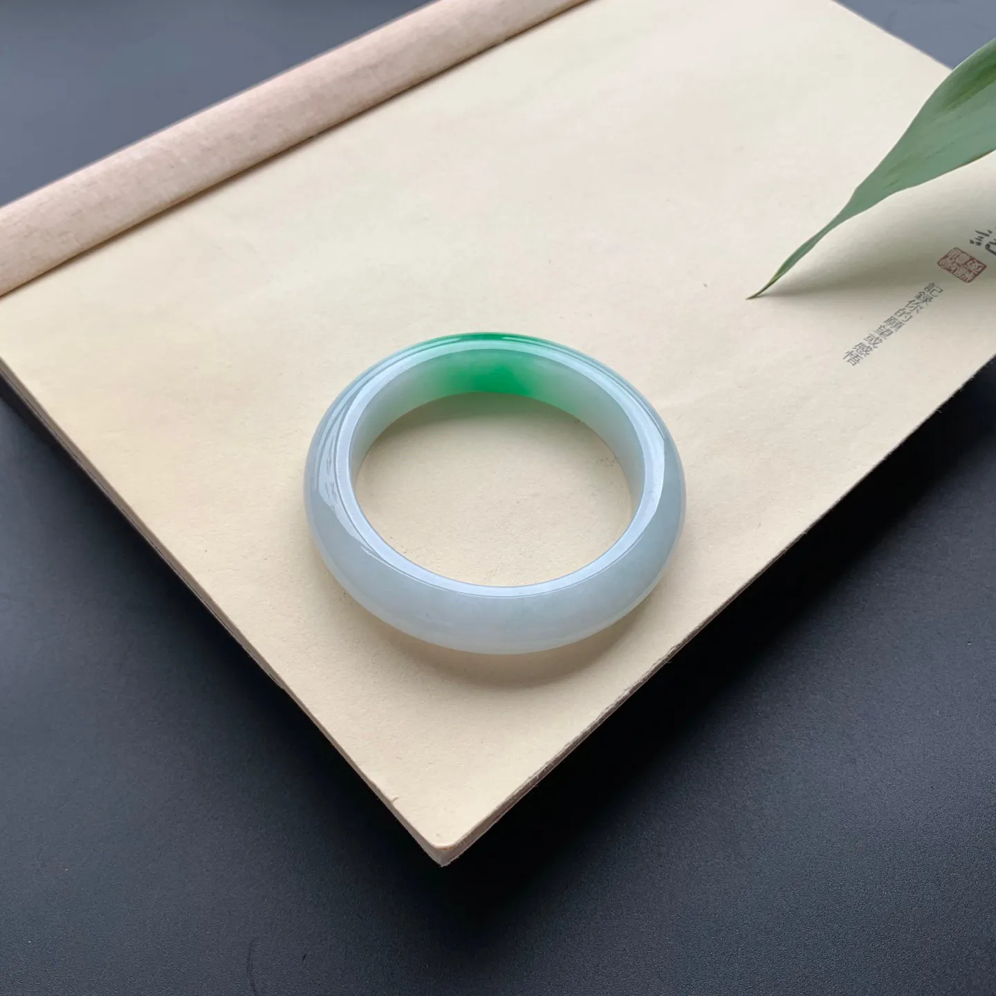 54.8圈口飘阳绿正圈手镯 尺寸：54.8-13-9，无纹裂，细腻光滑，优美迷人